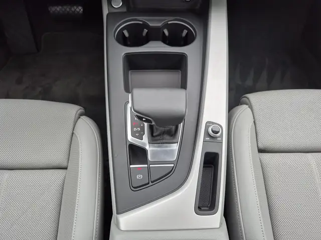 Audi A4 view 9