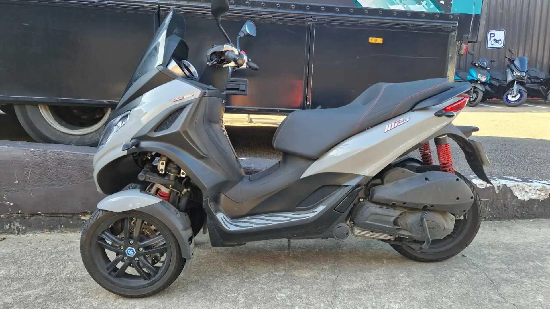 Piaggio MP3 300 Grau - 1