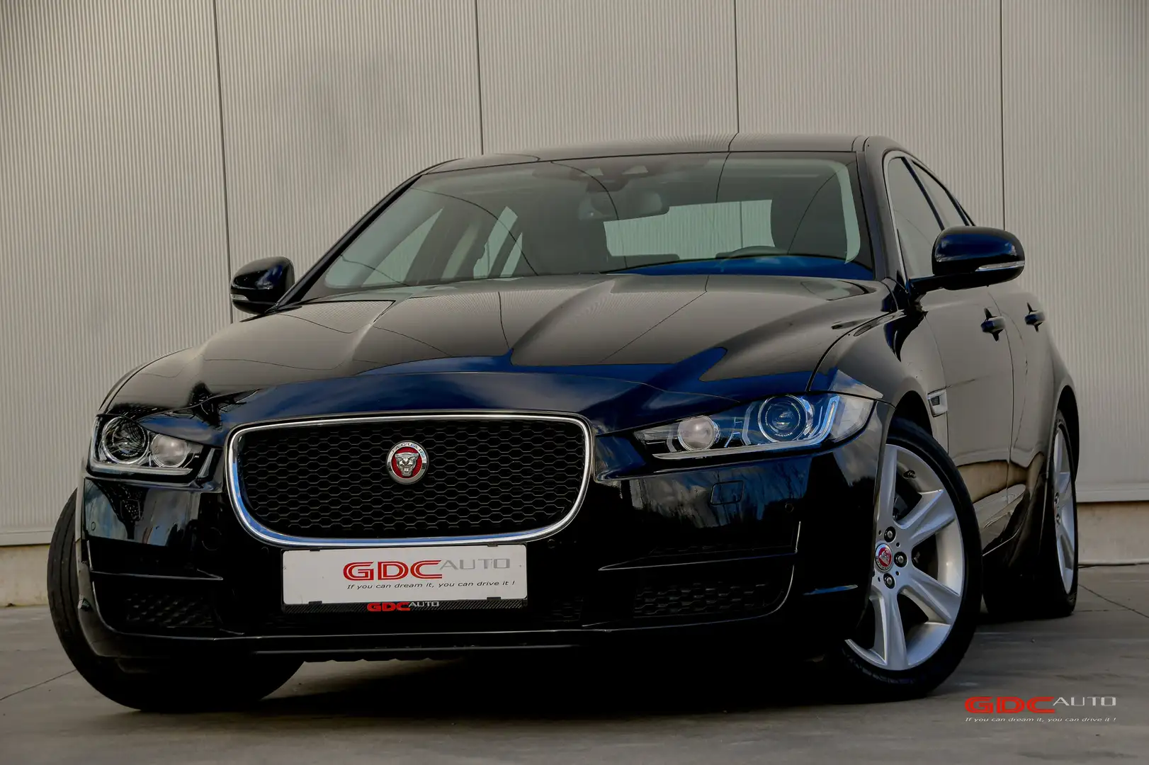 Jaguar XE 2.0 D Prestige Zwart - 1