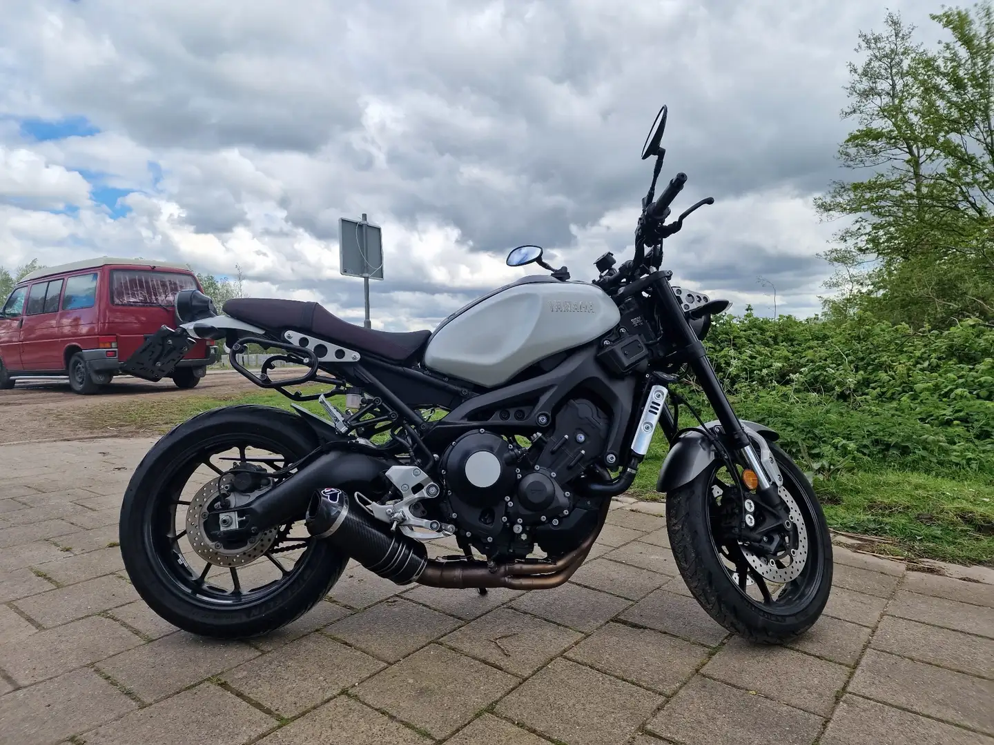 Yamaha XSR 900 Argintiu - 1