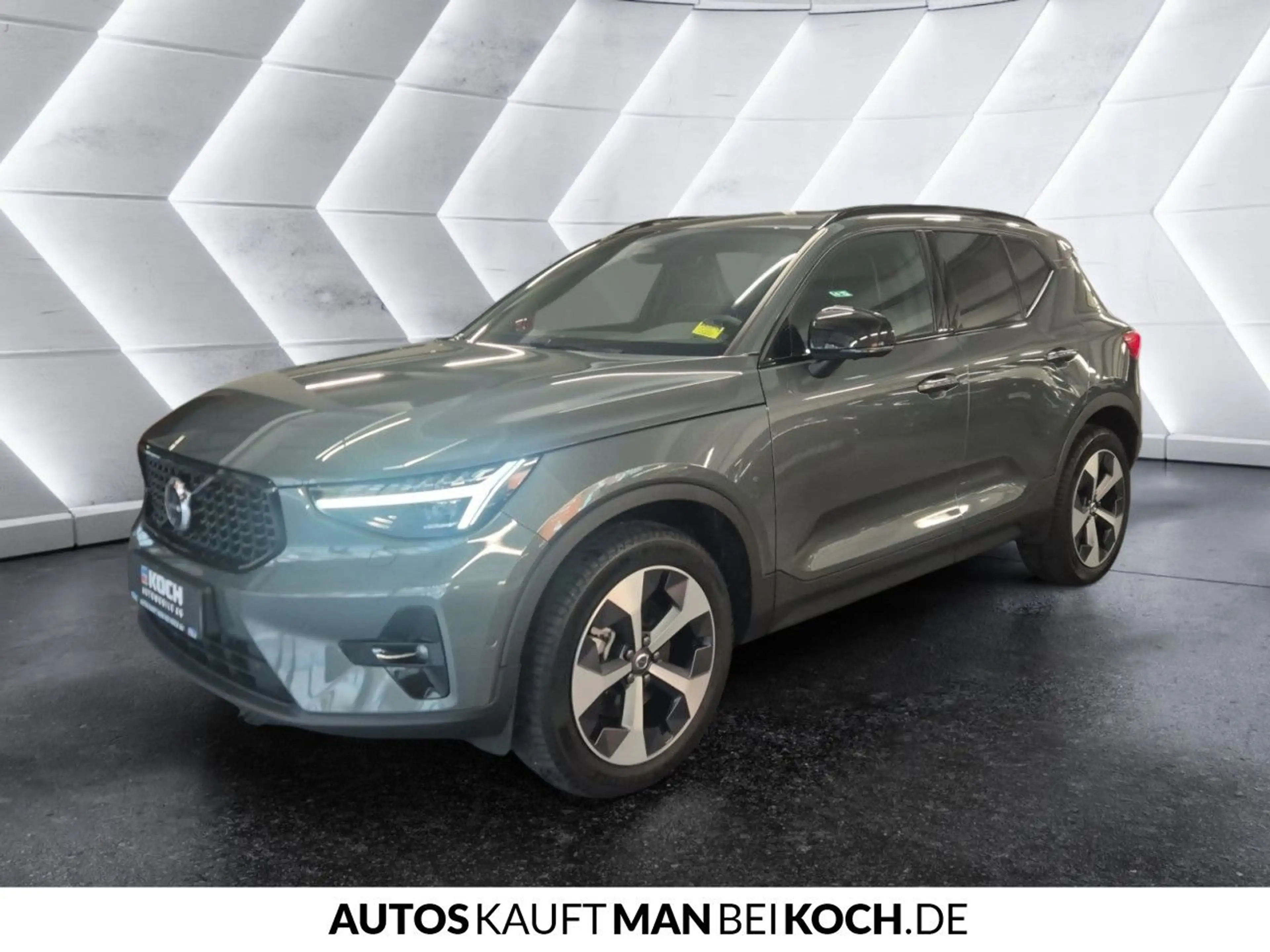 Volvo XC40 B3 Plus Dark ACC BLIS LED H/K 360° Notrad SHZ — photo 2