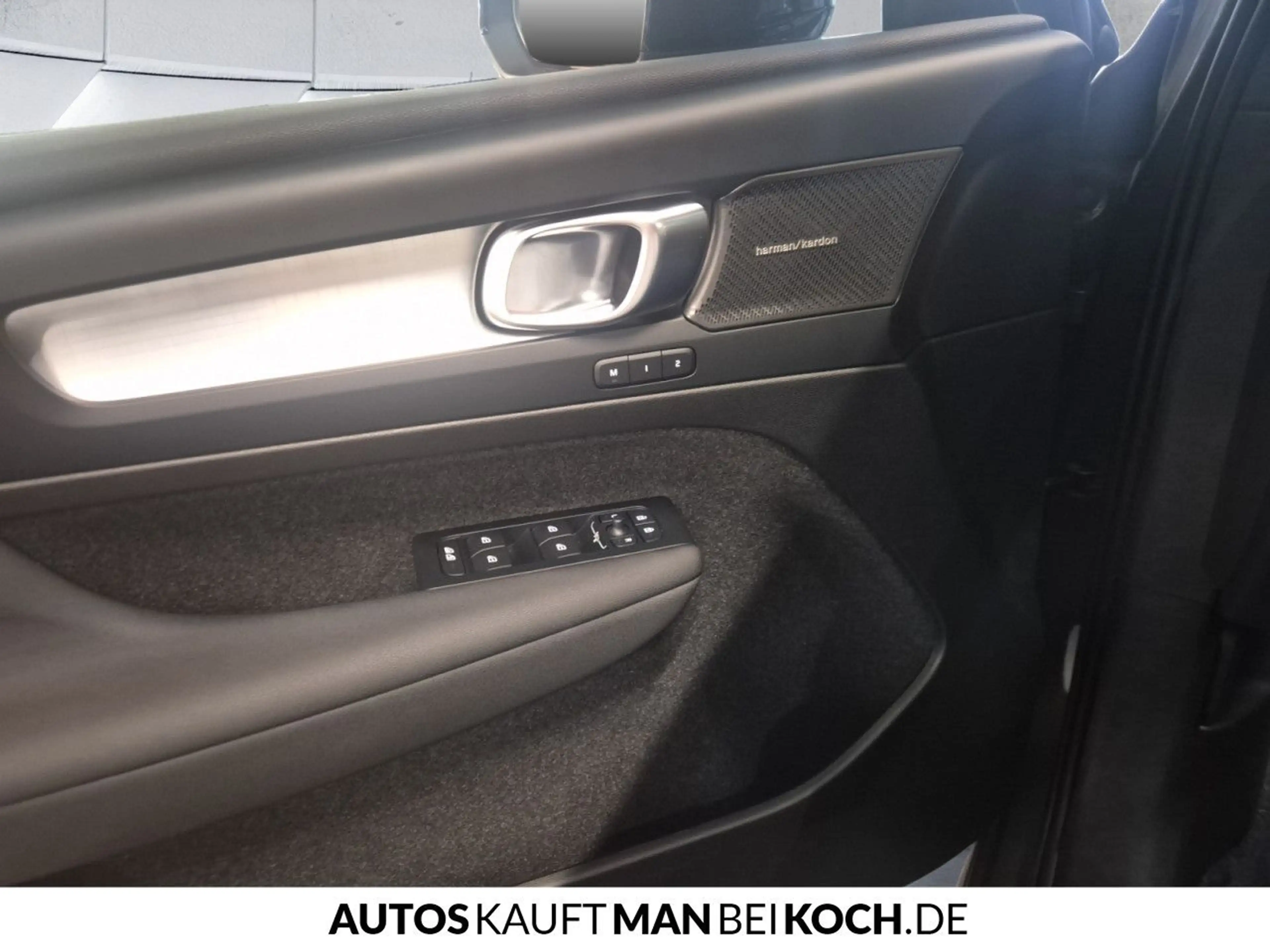 Volvo XC40 B3 Plus Dark ACC BLIS LED H/K 360° Notrad SHZ — photo 13