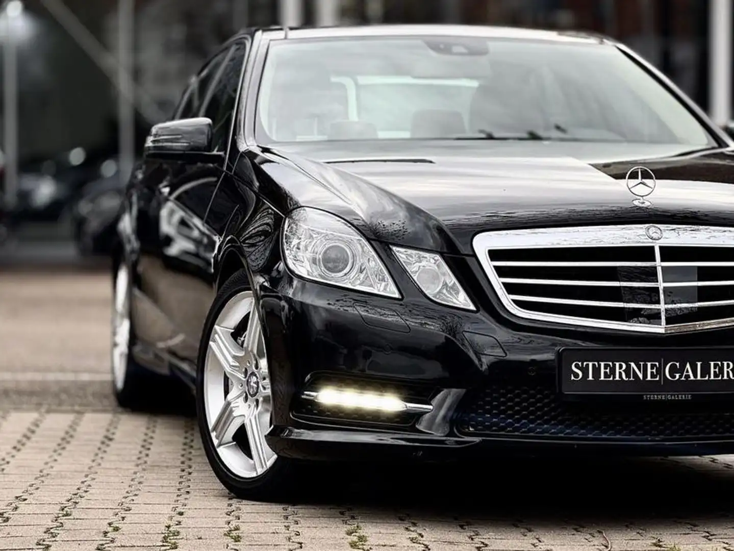 Mercedes-Benz E 500 AMG-LINE/V8/PANO/AIRMA/DISTR+/MEMO LED Bi Schwarz - 1