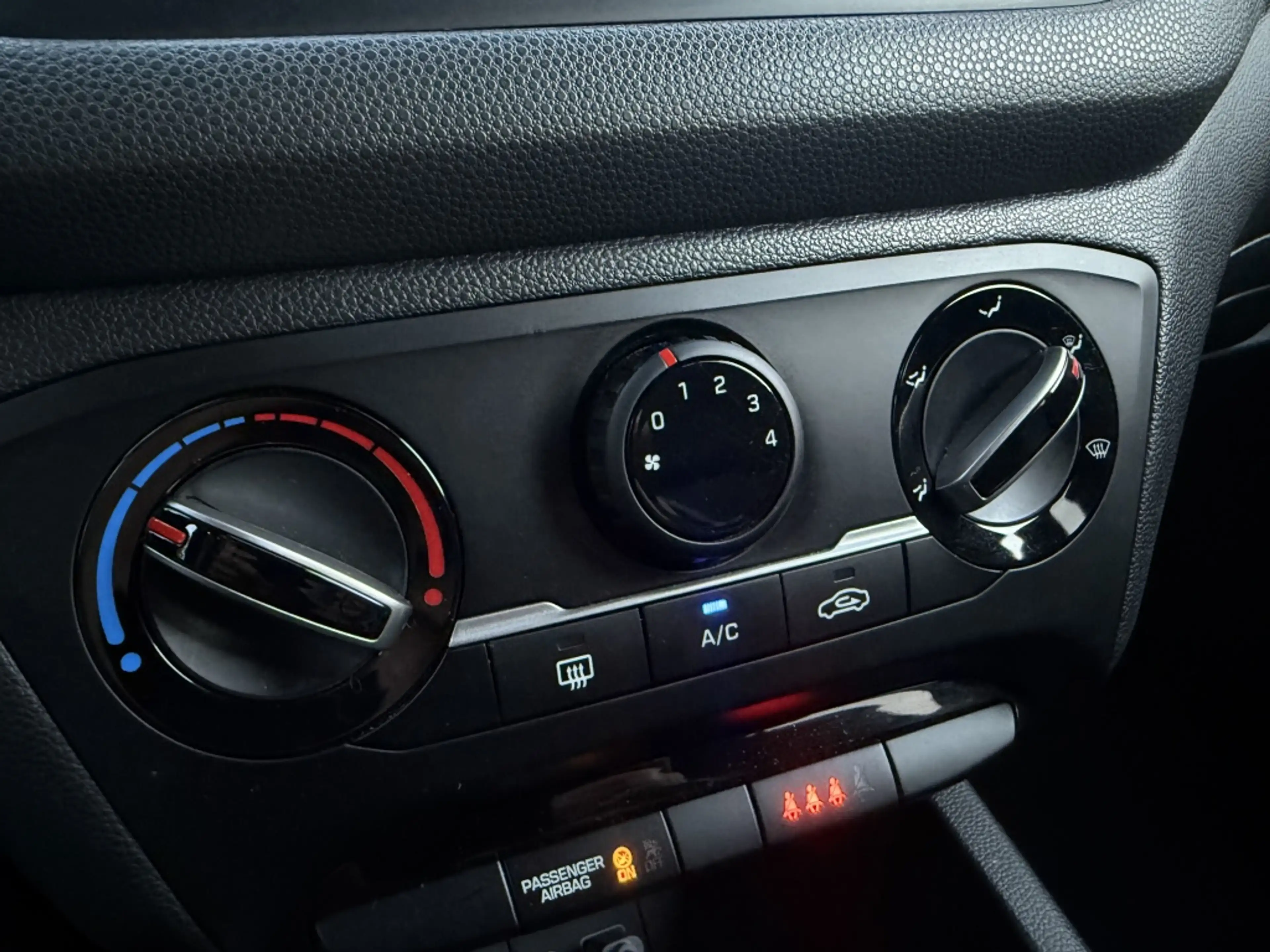 Hyundai i20 1.2 HP Black edition — photo 18