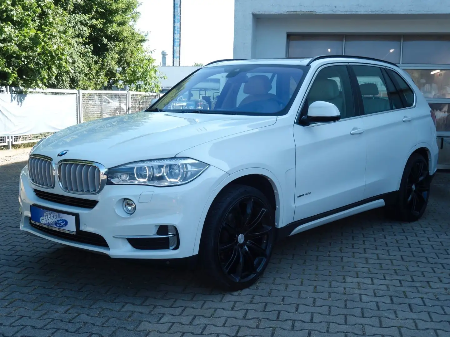 BMW X5 xDrive 40 d Leder Auto PANO AHK NAVI LED Wit - 1