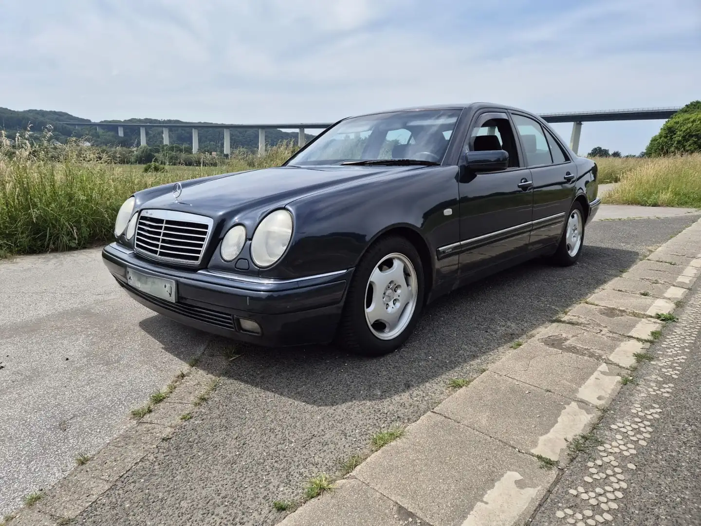 Mercedes-Benz E 280 Avangarde Automatik AHK Klima TÜV NEU - 1