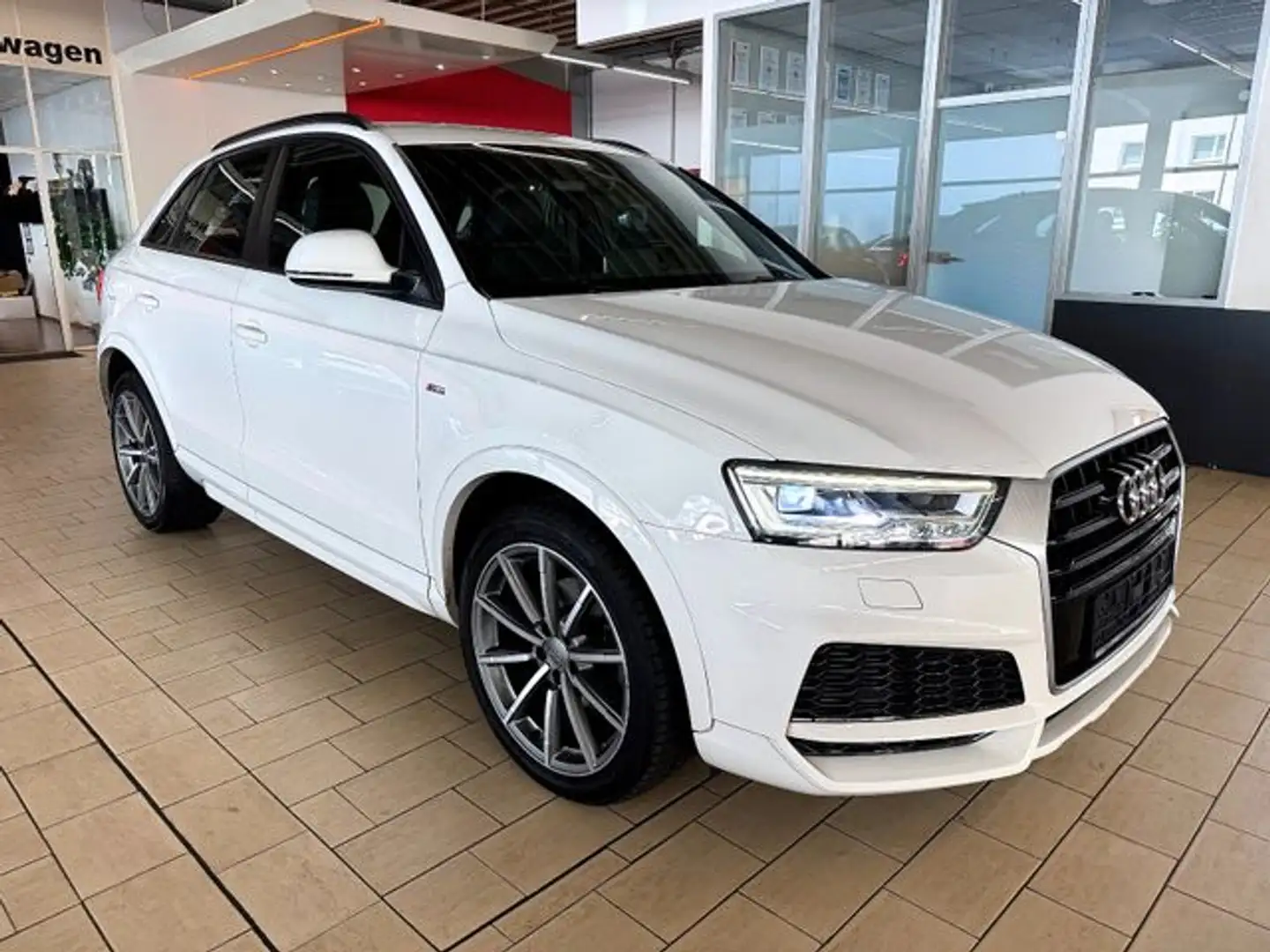 Audi Q3 2.0 TDI *S LINE+AUTOM+LED+LEDER+NAVI+19ALU* Wit - 1