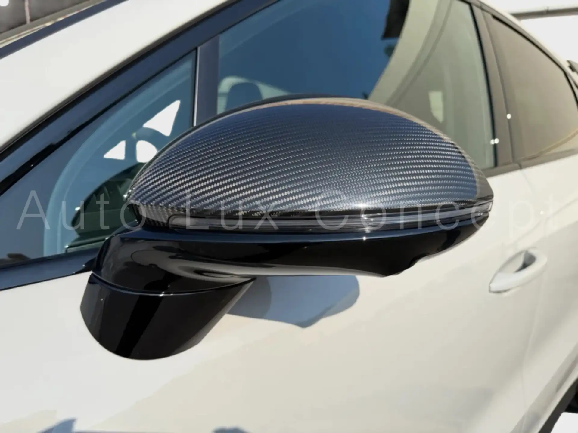 Porsche Cayenne E-Hybrid 2026 화이트 사진 7