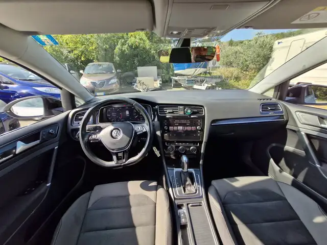 Volkswagen Golf view 11