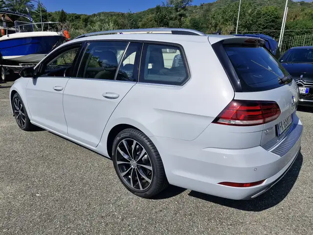 Volkswagen Golf view 4