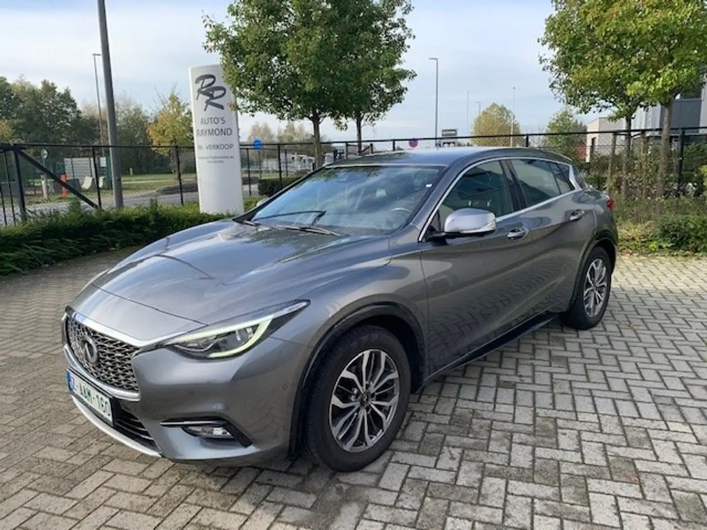 Infiniti Q30 1.6 T NAVIGATIE AIRCO CAMERA EURO 6 LEZ ONBEPERKT siva - 1