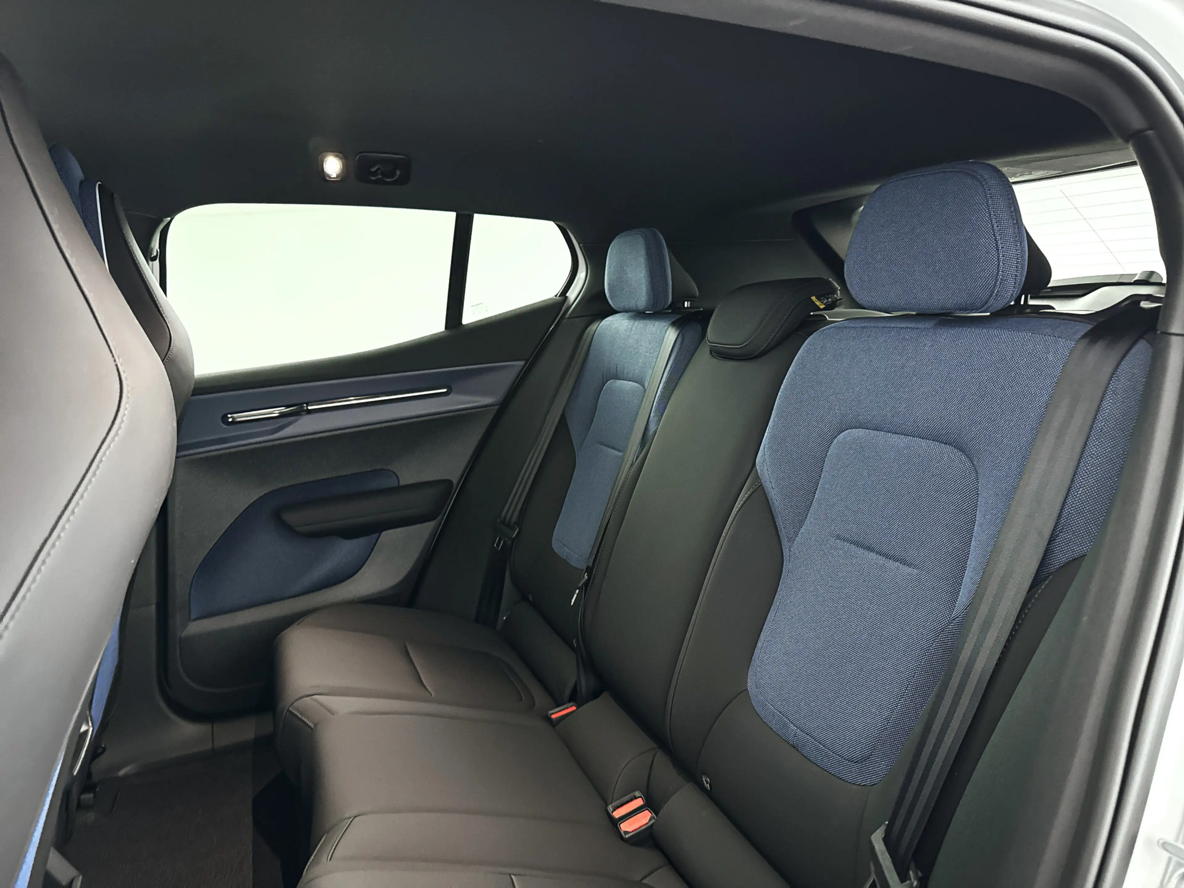 Volvo EX30 Single Motor Extended Range Plus 69 kWh | Parkeerc — photo 12