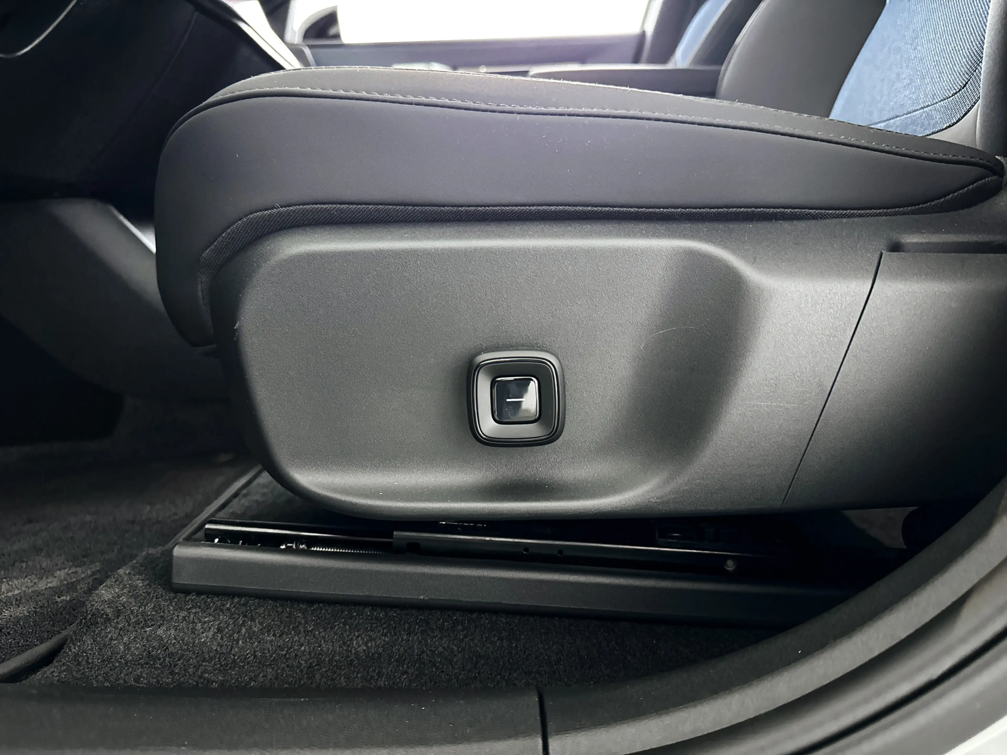Volvo EX30 Single Motor Extended Range Plus 69 kWh | Parkeerc — photo 7