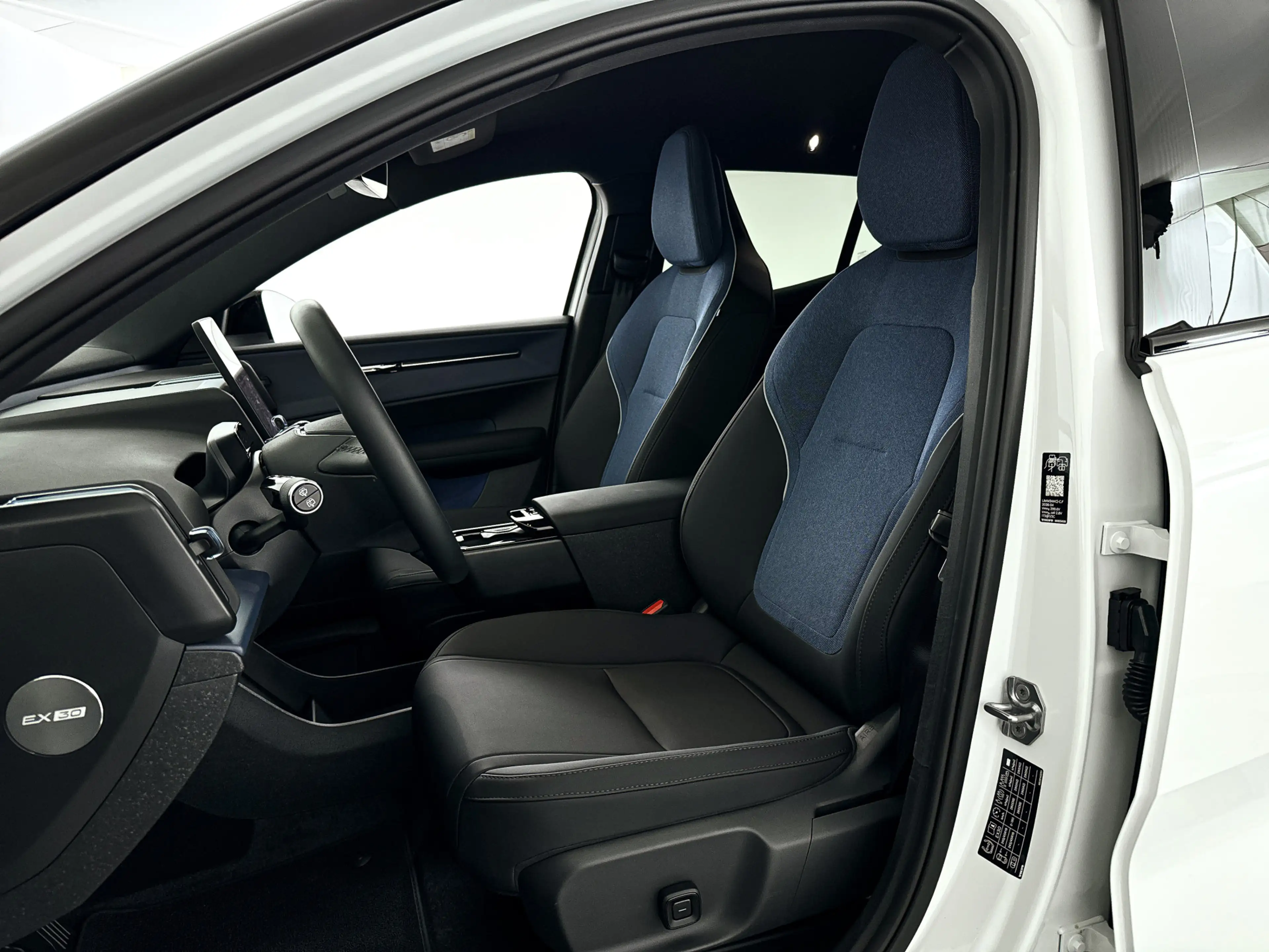 Volvo EX30 Single Motor Extended Range Plus 69 kWh | Parkeerc — photo 6