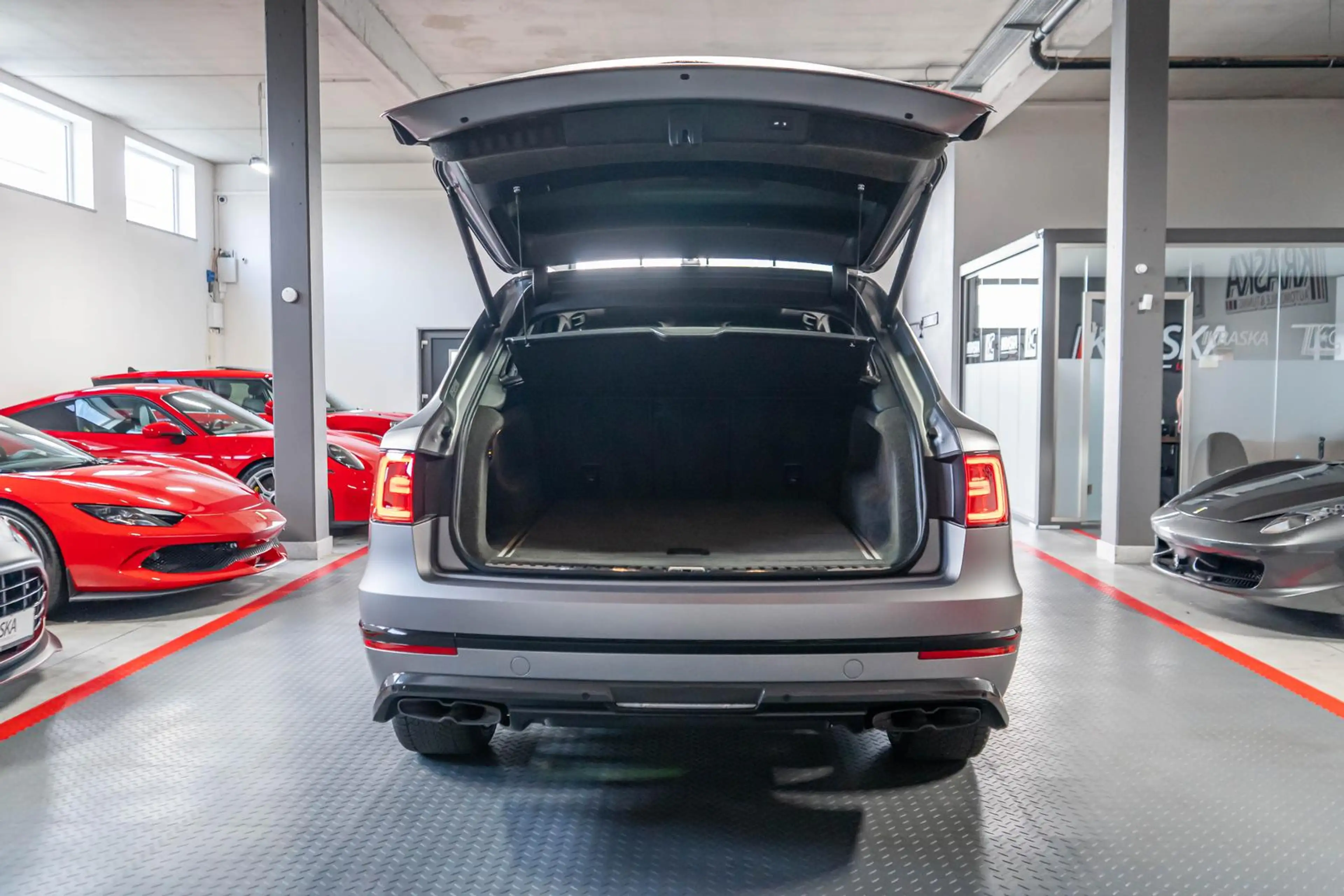 Bentley Bentayga 4.0 V8 AHK SHZ PANO MULLINER CARBON — photo 10