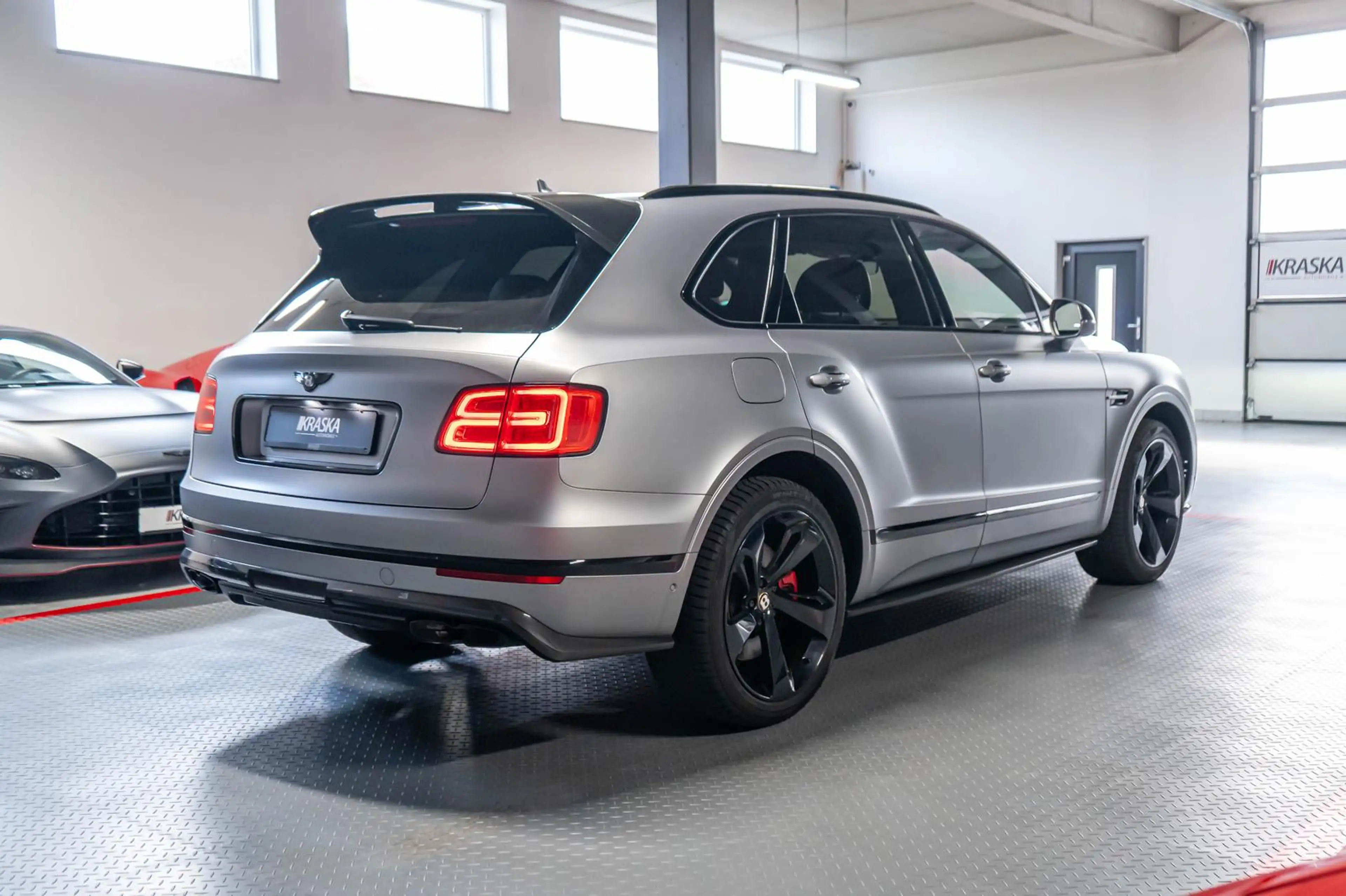 Bentley Bentayga 4.0 V8 AHK SHZ PANO MULLINER CARBON — photo 8