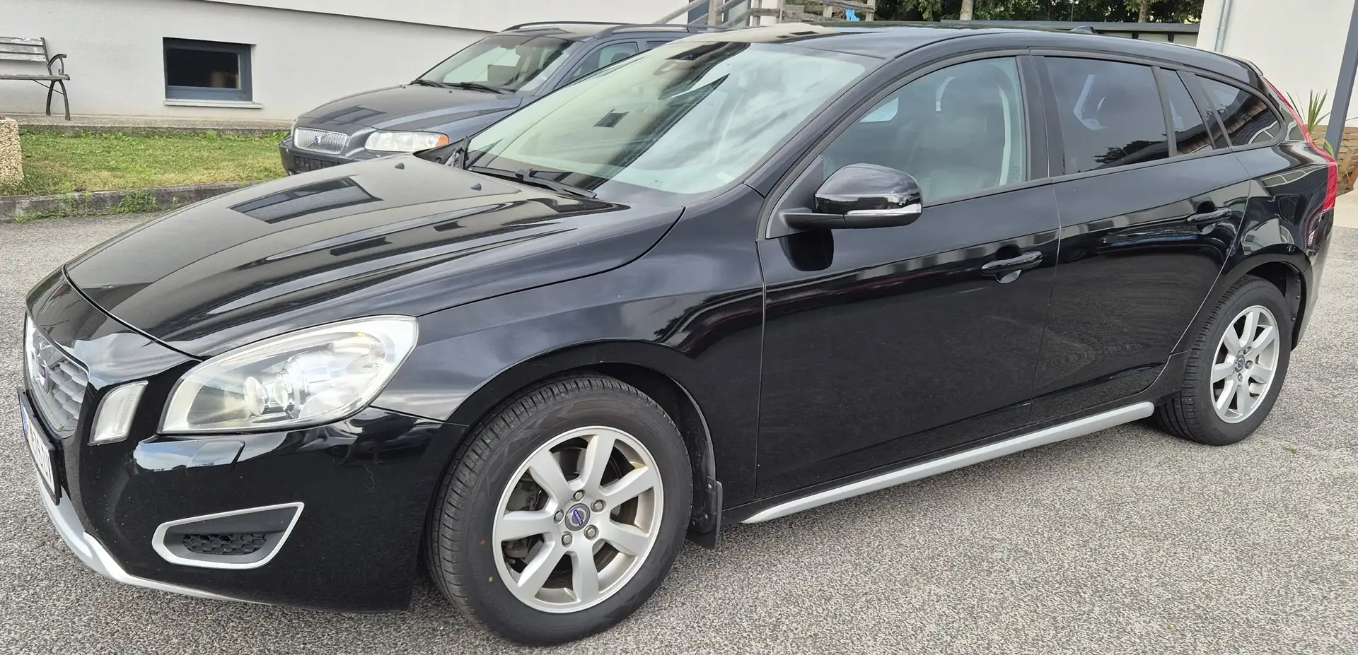 Volvo V60 D3 Momentum 5-Zylinder Schwarz - 1