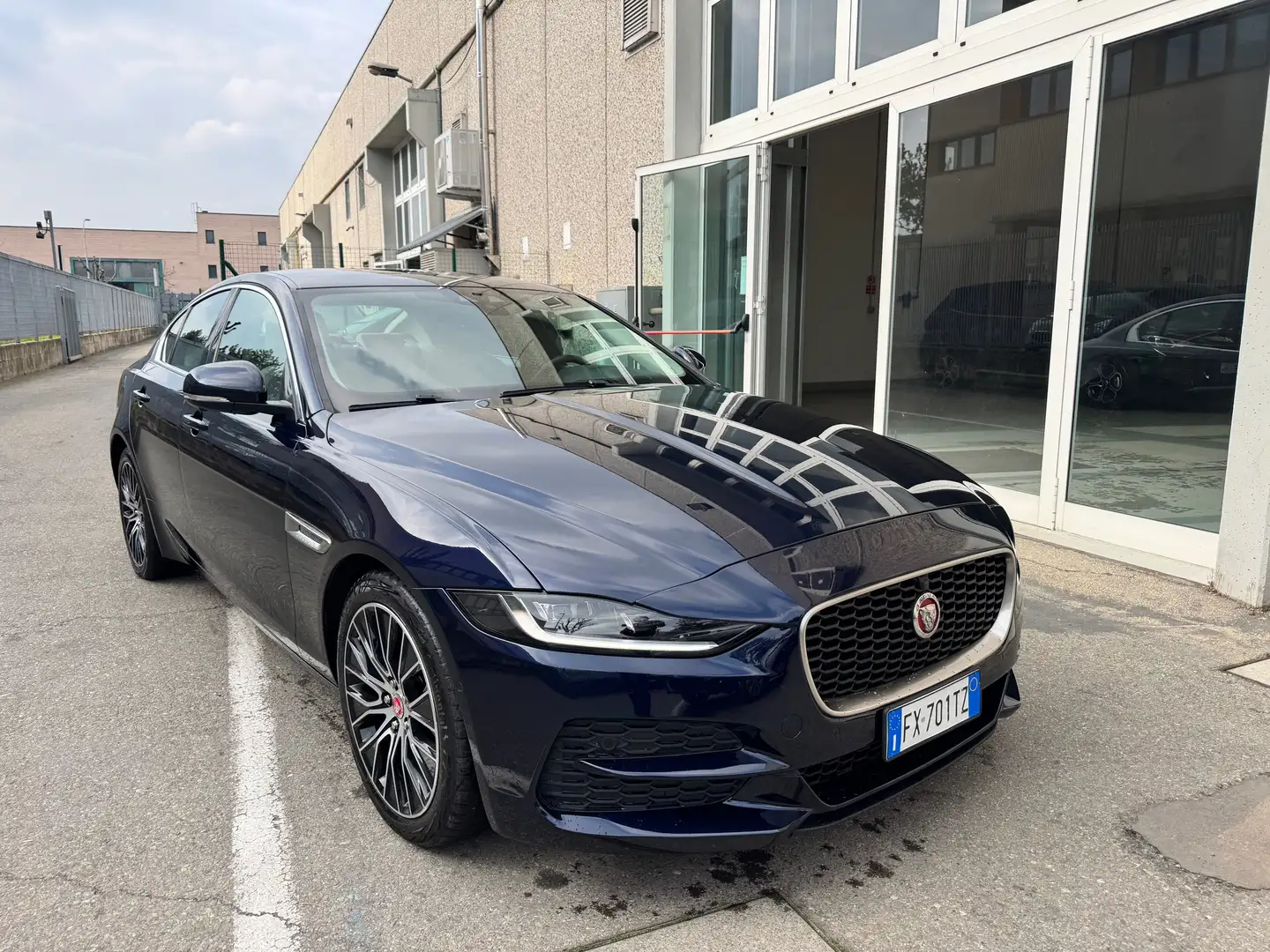 Jaguar XE 2.0d i4 R-Dynamic HSE 180CV AUTOM. NAVI+RETR. Azul - 2