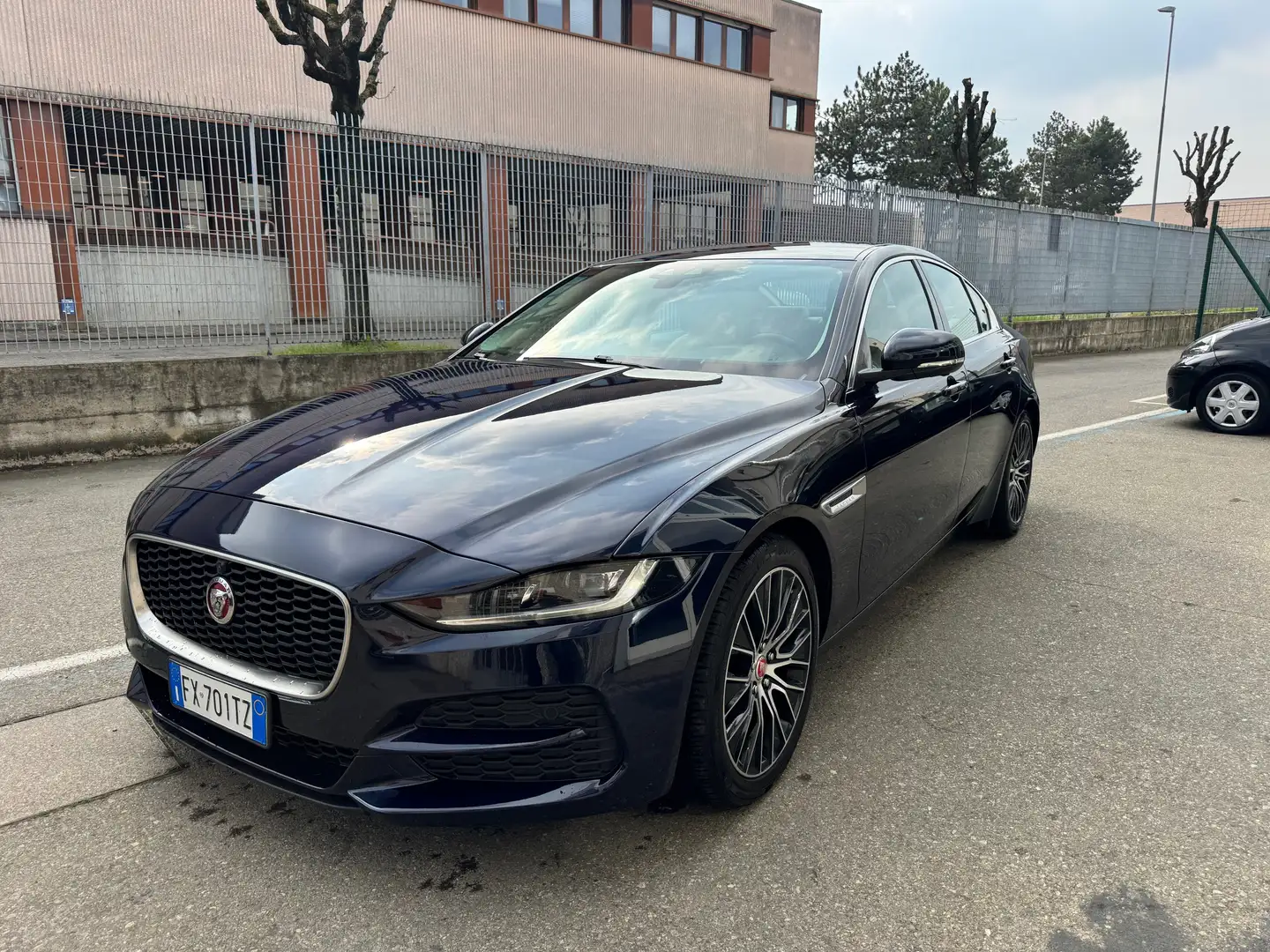 Jaguar XE 2.0d i4 R-Dynamic HSE 180CV AUTOM. NAVI+RETR. Azul - 1