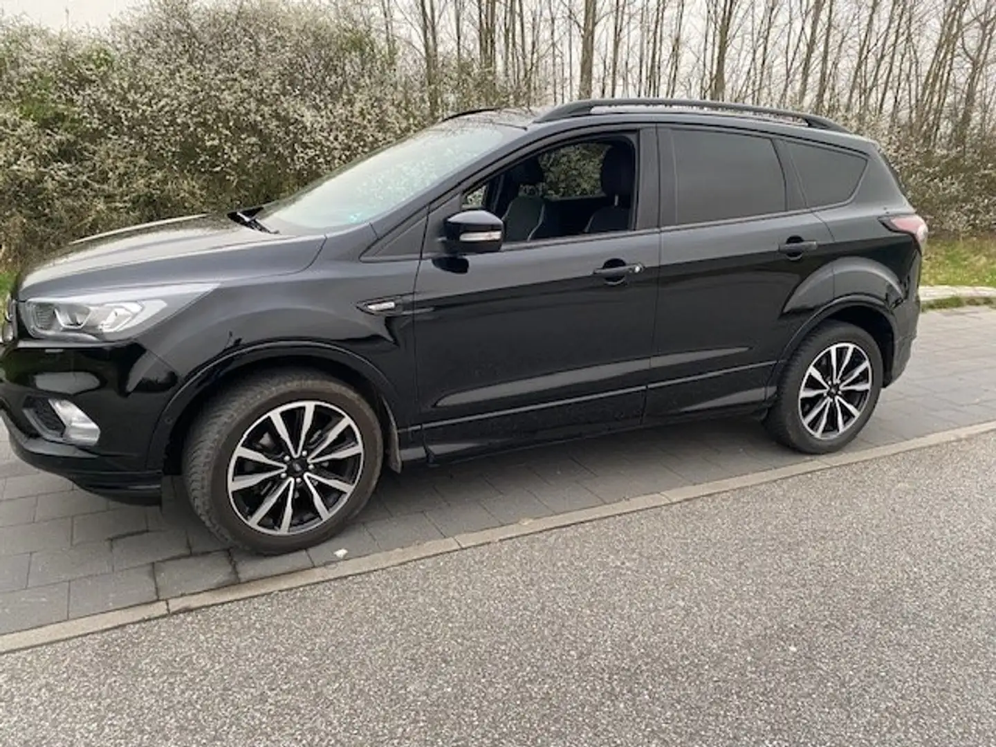 Ford Kuga Kuga 1.5 EcoBoost 2x4 ST-Line Schwarz - 1