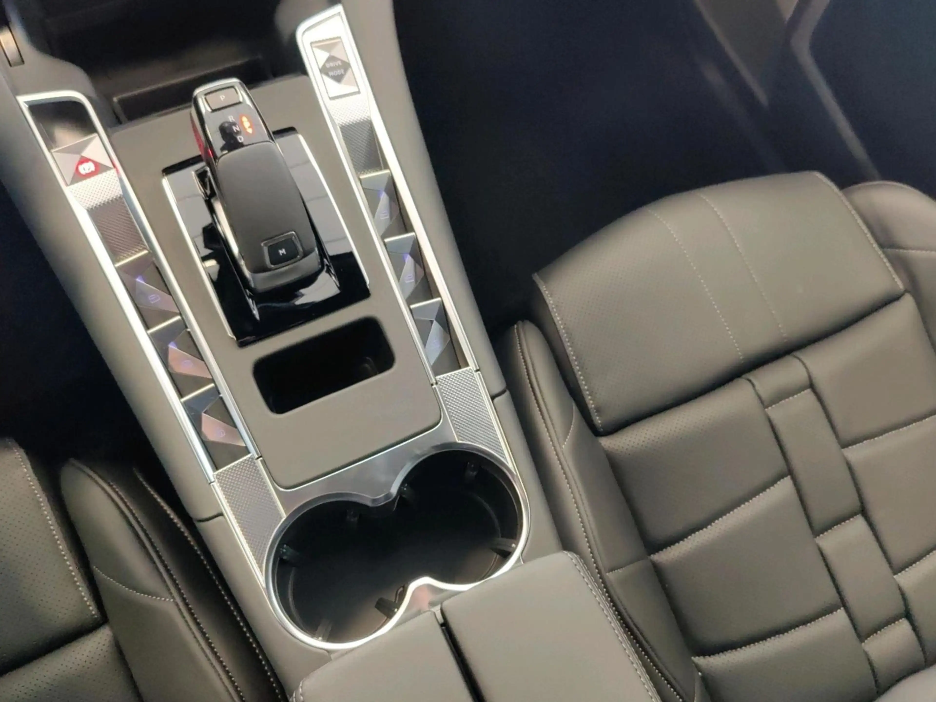 DS Automobiles DS 7 Crossback ÉTOILE BlueHDI 130 PS — photo 11