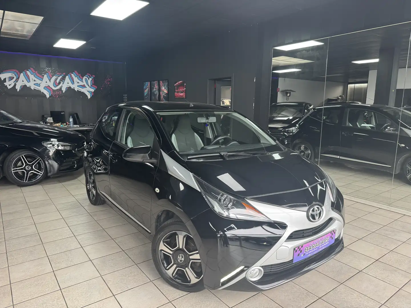 Toyota Aygo 1.0i VVT-i x-clusiv automatique Noir - 1
