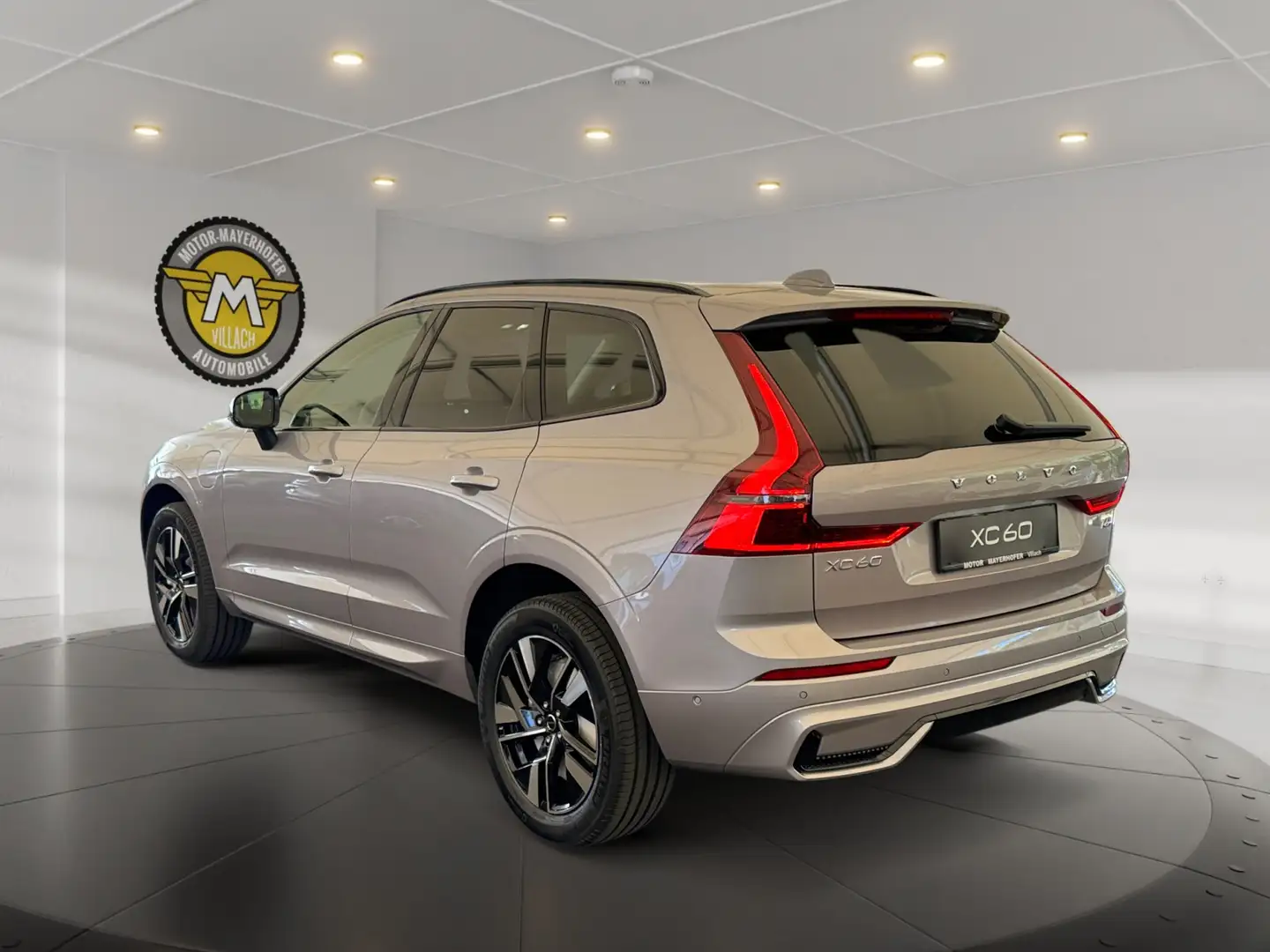Volvo XC60 T6 Plus Dark eAWD Silber - 2