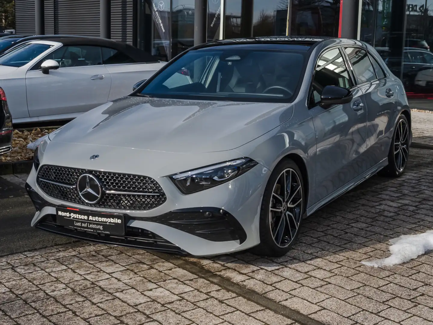 Mercedes-Benz A 200 SPECIAL EDITION PANO MULTIBEAM PDC KEYLESS Grau - 1