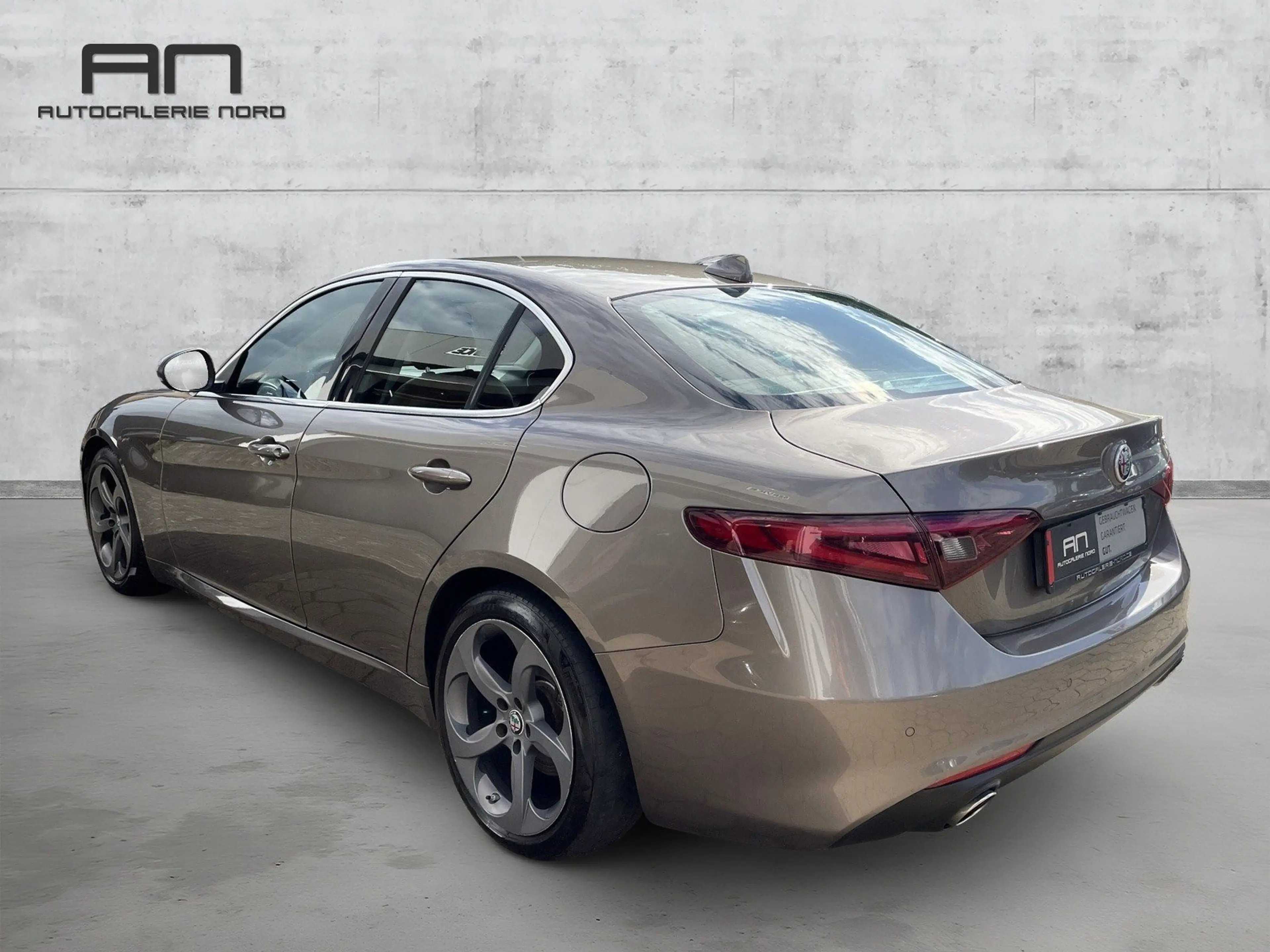 Alfa Romeo Giulia Super Bi Xenon+Navi+Keyless+18 Zoll — photo 8