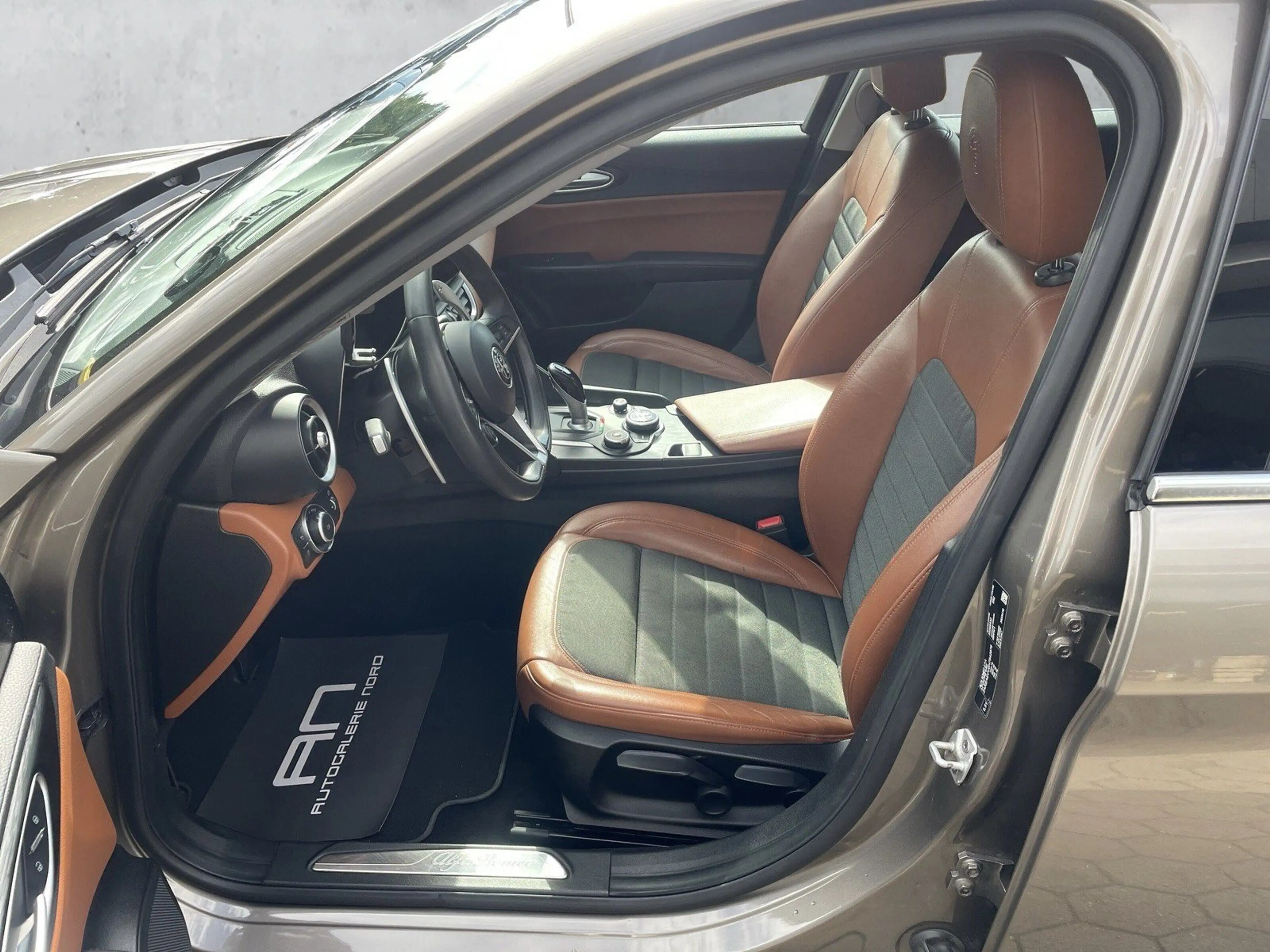 Alfa Romeo Giulia Super Bi Xenon+Navi+Keyless+18 Zoll — photo 11