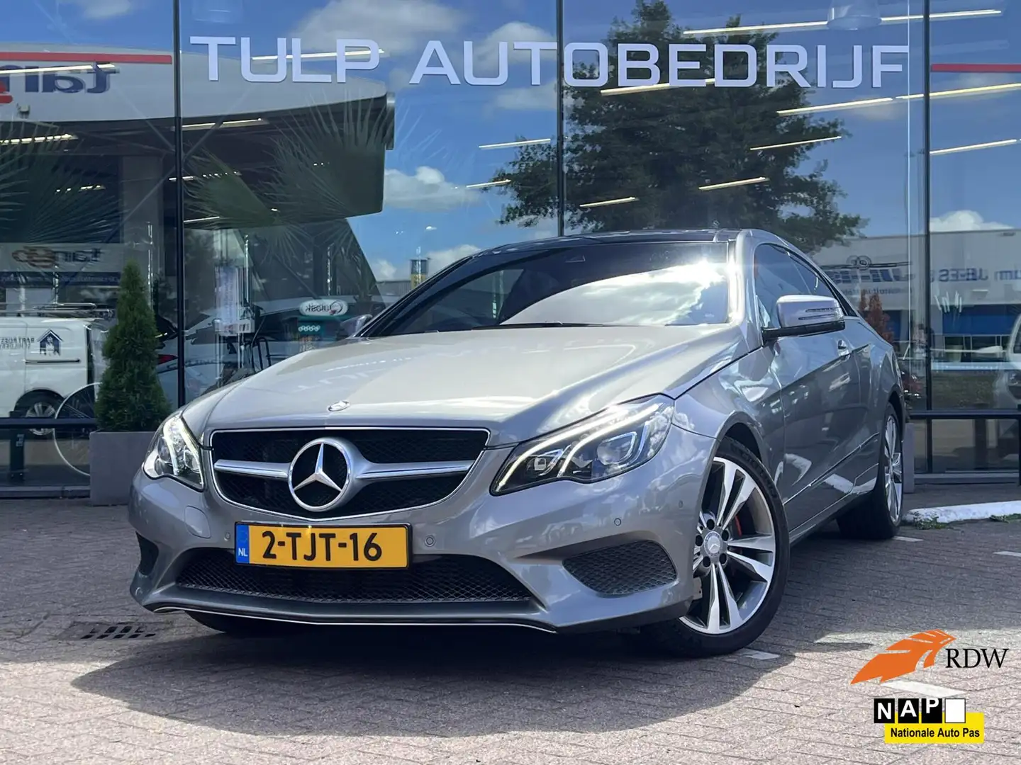 Mercedes-Benz E-klasse Coupé Ambition Automaat Pano 18" LMV NAP Gris - 1