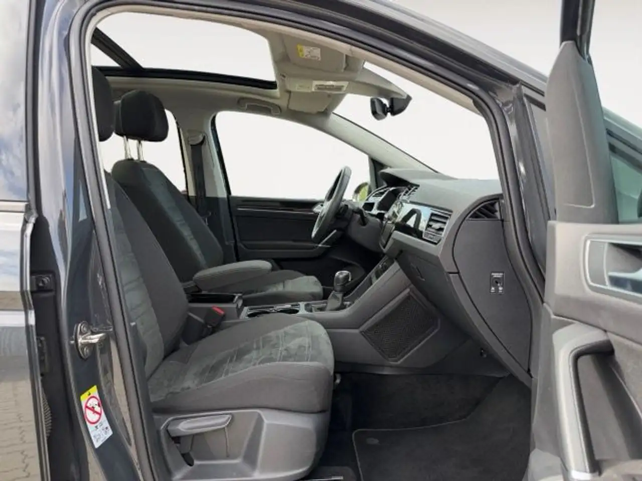 Volkswagen Touran 1.5 TSI DSG Highline Navi,AHK,Pano,Black 15