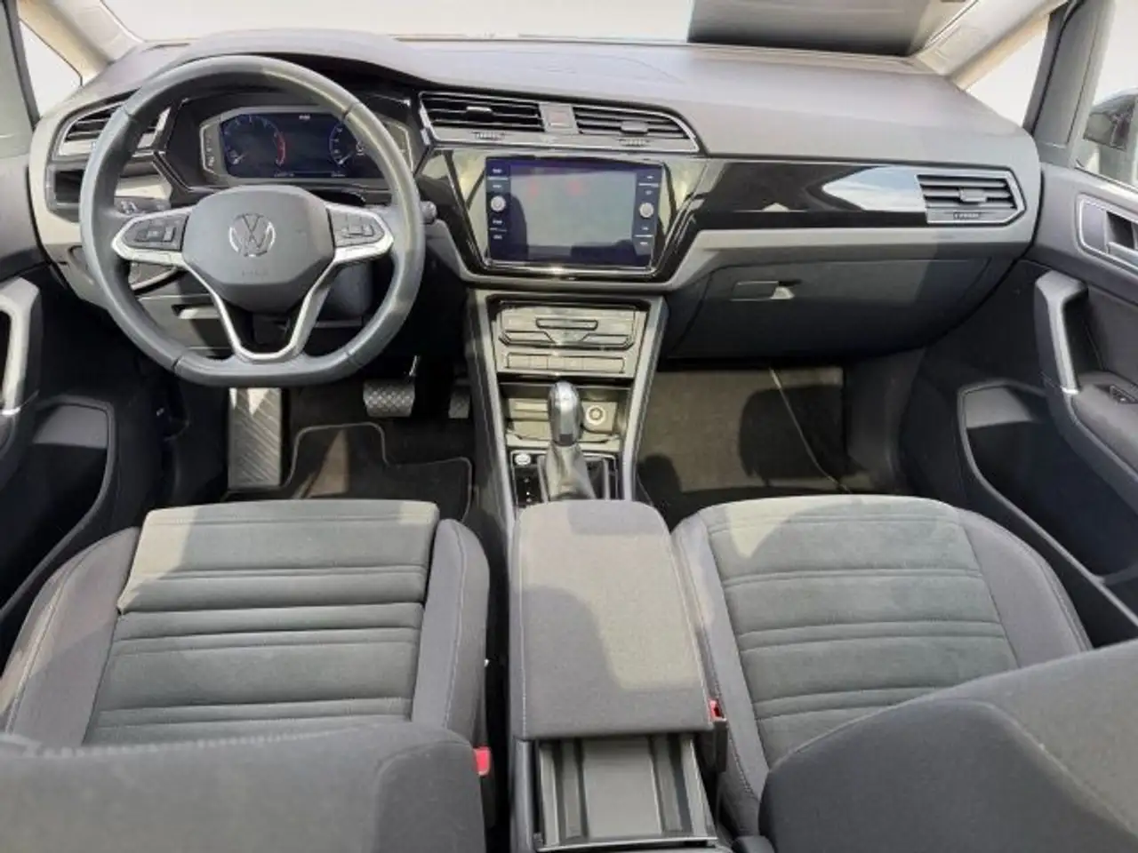 Volkswagen Touran 1.5 TSI DSG Highline Navi,AHK,Pano,Black 10