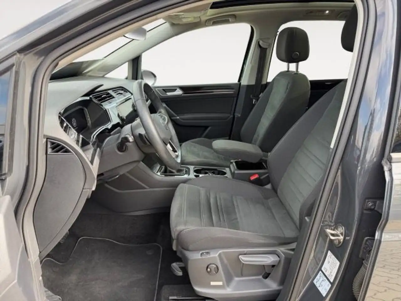 Volkswagen Touran 1.5 TSI DSG Highline Navi,AHK,Pano,Black 9