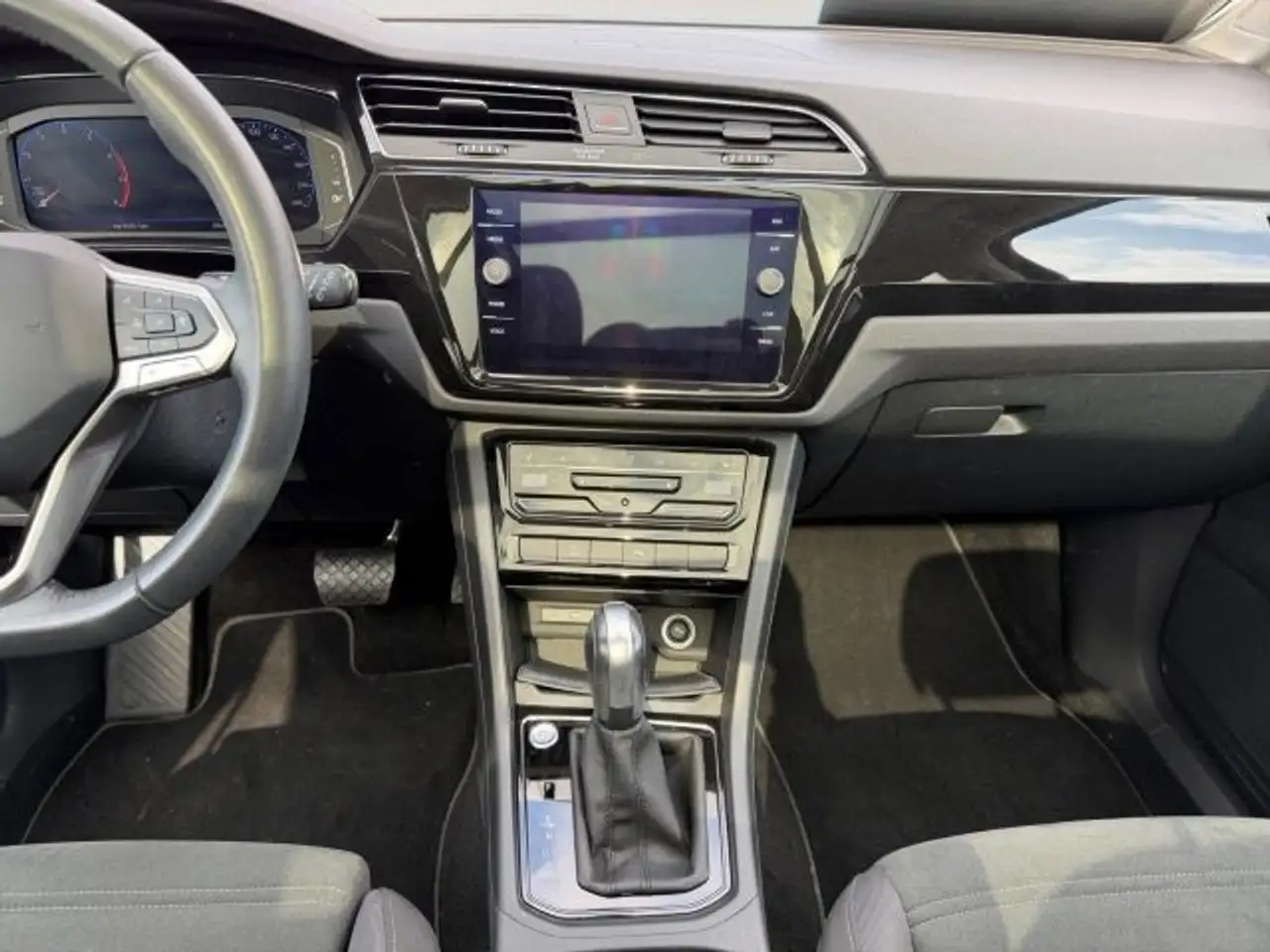 Volkswagen Touran 1.5 TSI DSG Highline Navi,AHK,Pano,Black 11