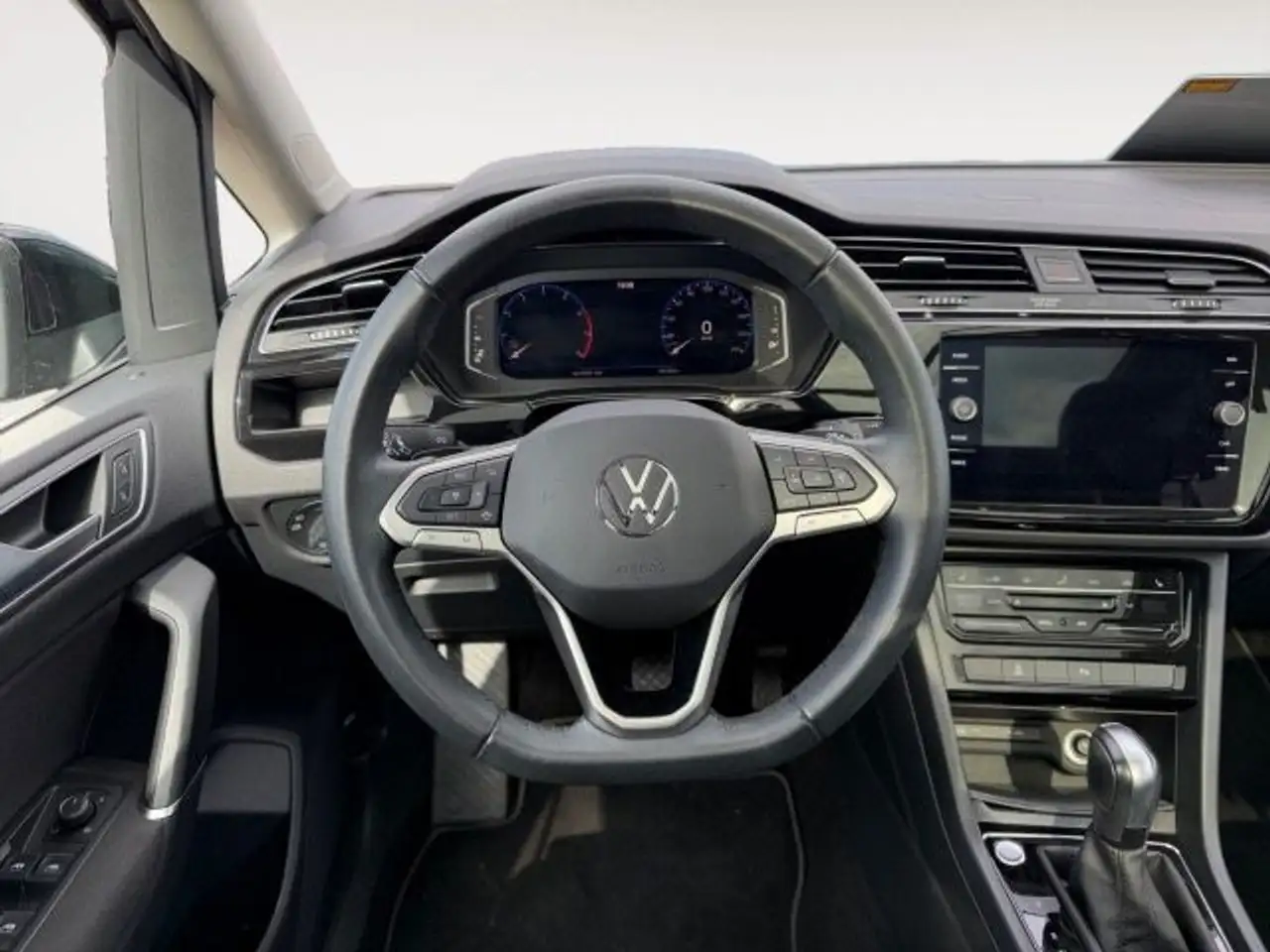 Volkswagen Touran 1.5 TSI DSG Highline Navi,AHK,Pano,Black 12