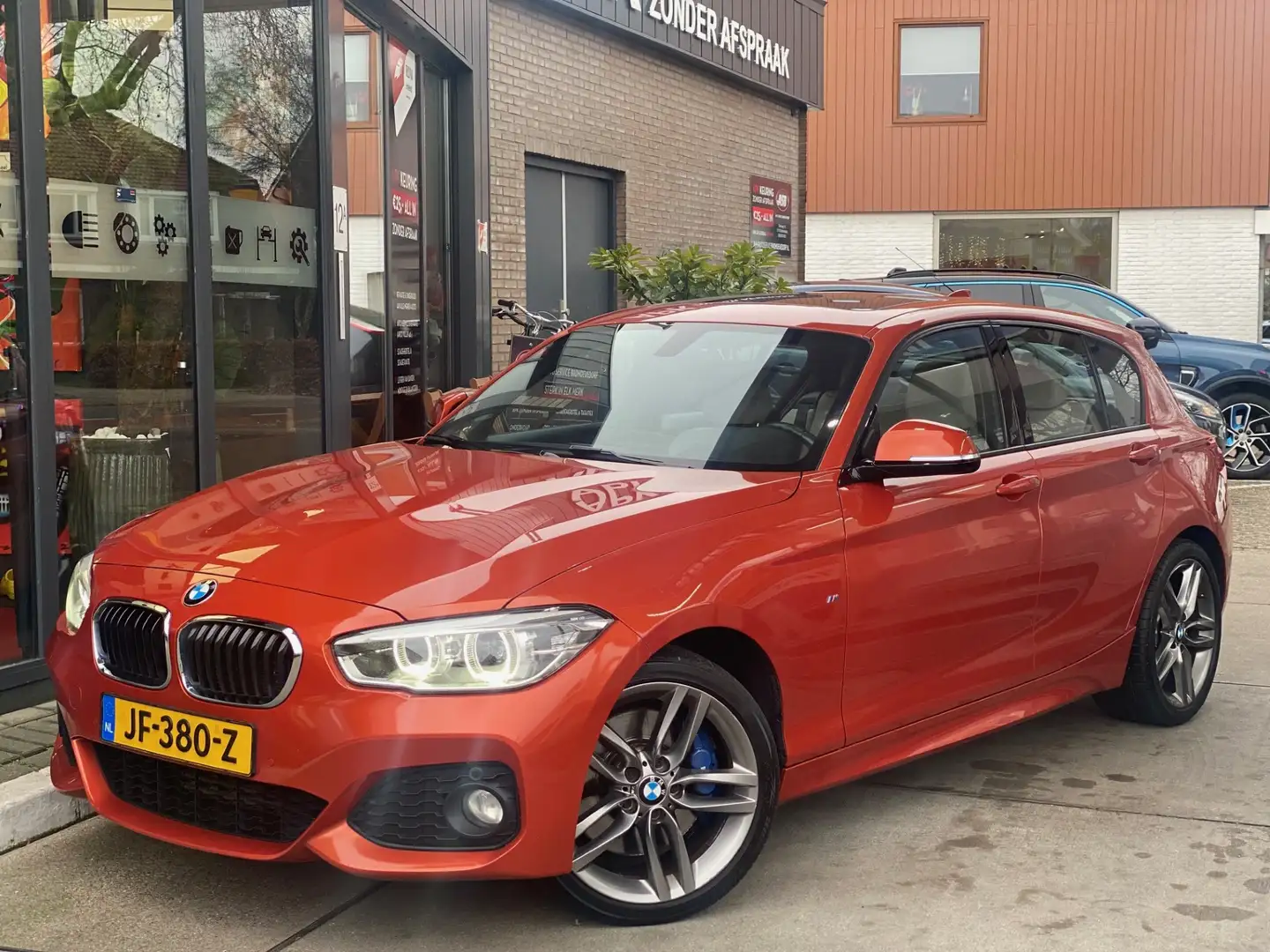 BMW 120 1-serie 120i M Sport Edition | Pano| Navi Pro| Sto Orange - 2