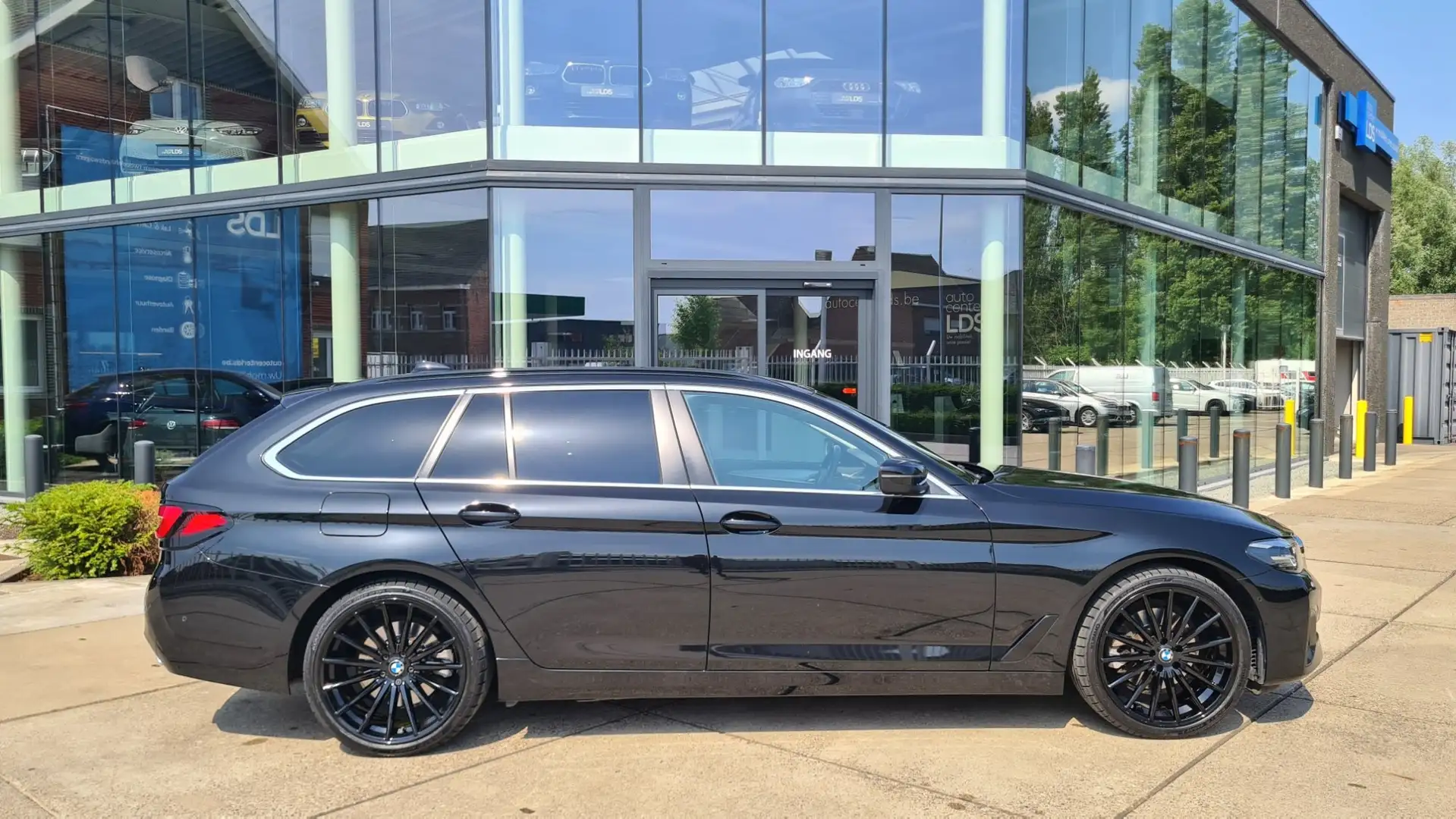 BMW 520 dA MHEV 48V - LEDER - Trekhaak - Camera -Apple CP Černá - 2