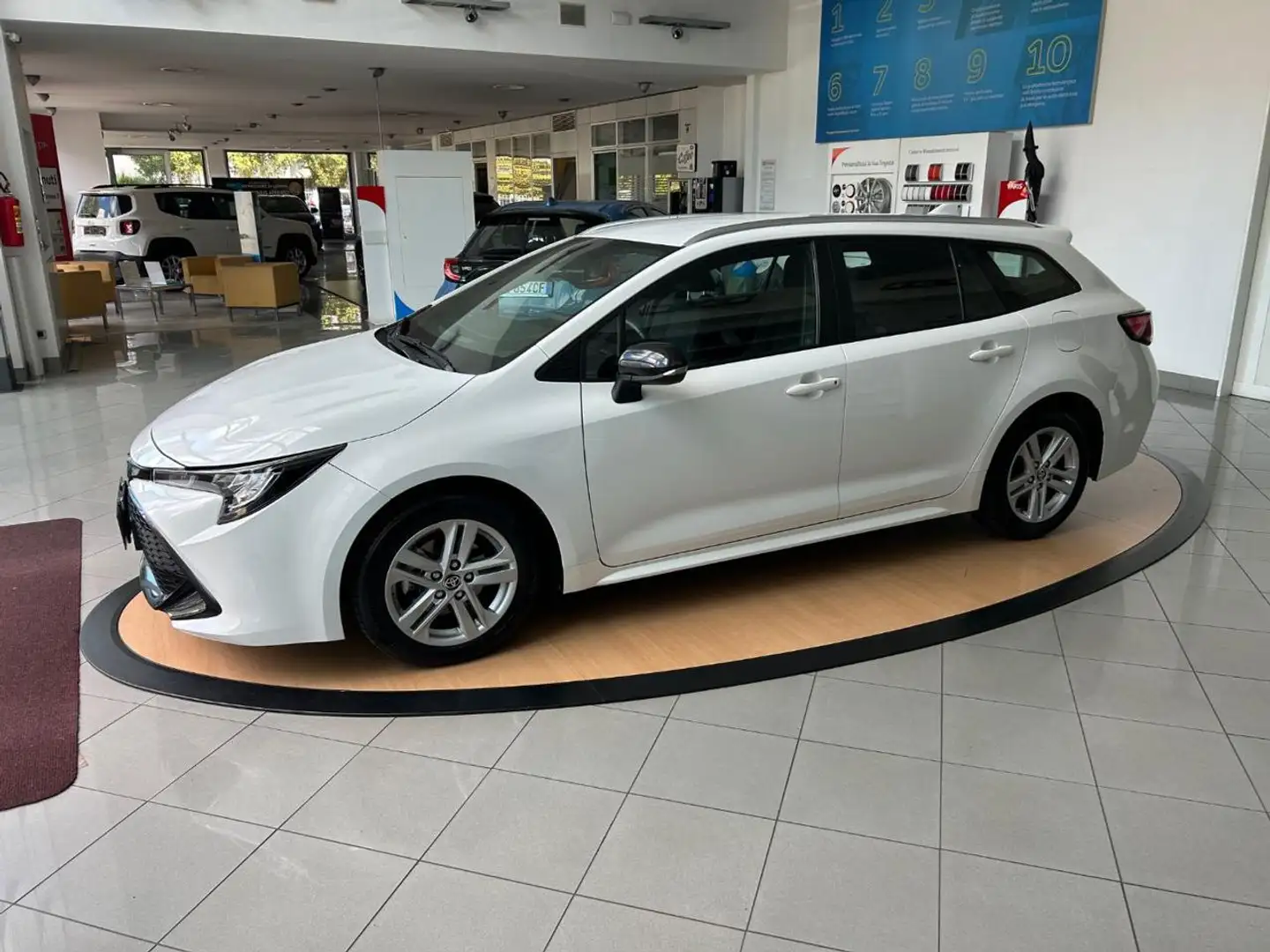 Toyota Corolla Touring Sports 1.8 Hybrid Active Bianco - 2
