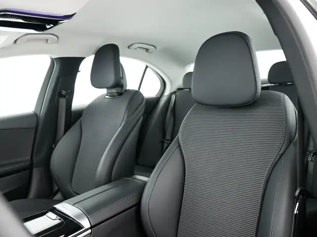 Mercedes-Benz C-Class view 13