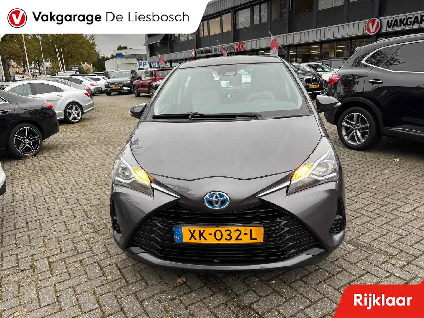 Toyota Yaris 1.5 Hybrid Active / automaat / trekhaak / camera / Grijs - 2