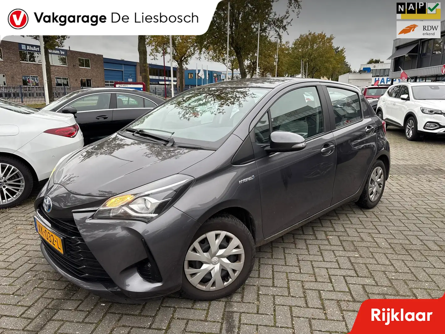 Toyota Yaris 1.5 Hybrid Active / automaat / trekhaak / camera / Grijs - 1