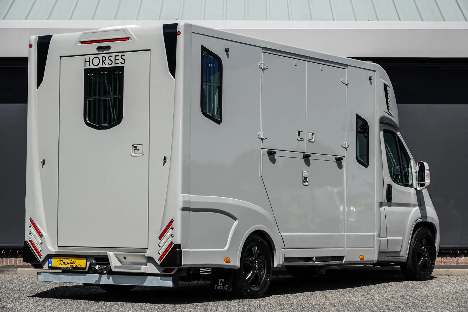 Fiat Ducato Horsetruck | Dubbele cabine 5-Persoons | 2-Paards Grijs - 2