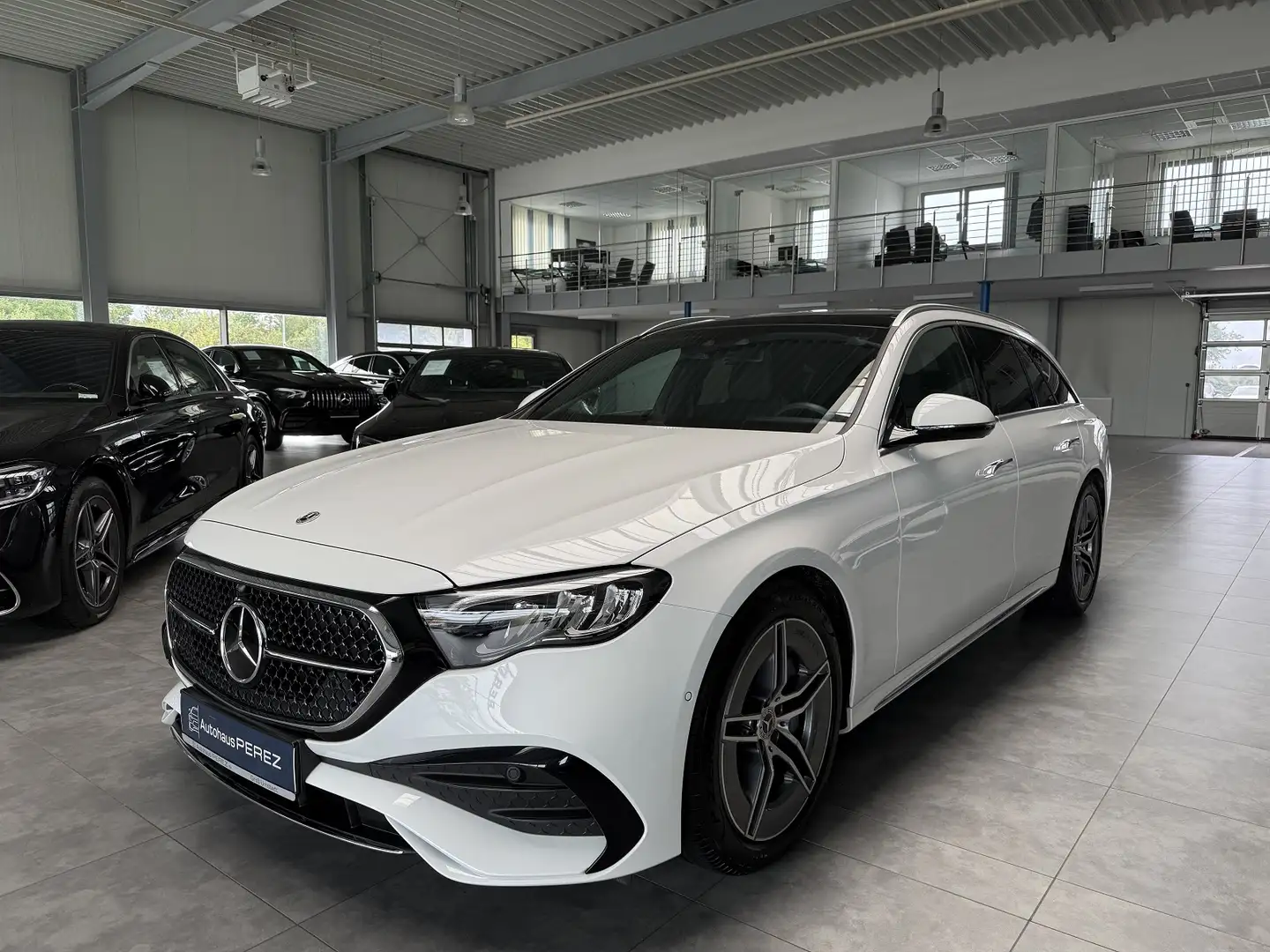 Mercedes-Benz E 220 T d AMG DISTRONIC-PANORAMA-AHK-WINTER-LED Bianco - 2