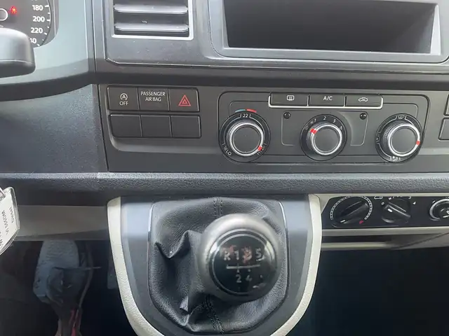 Volkswagen Transporter view 14