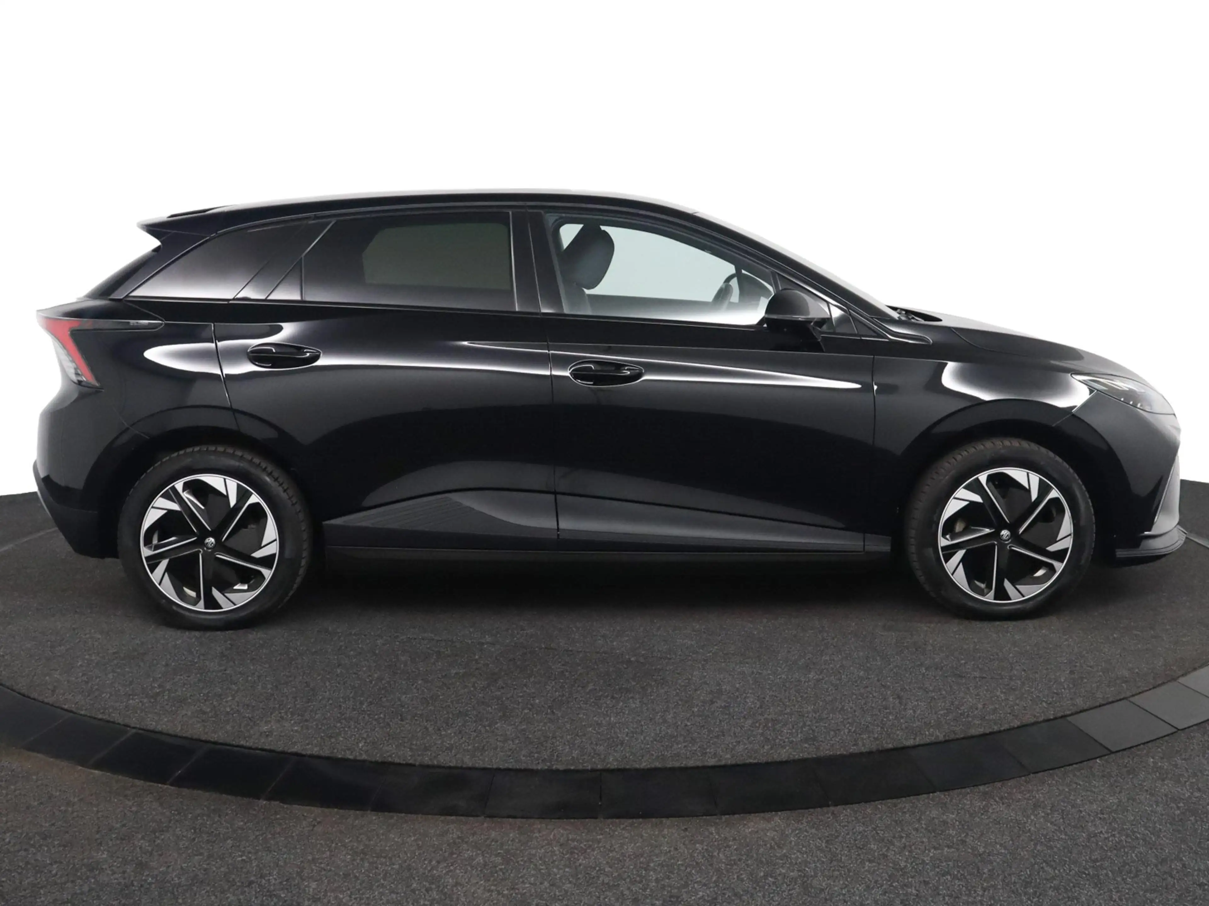 MG MG4 Electric Luxury 64 kWh — photo 10