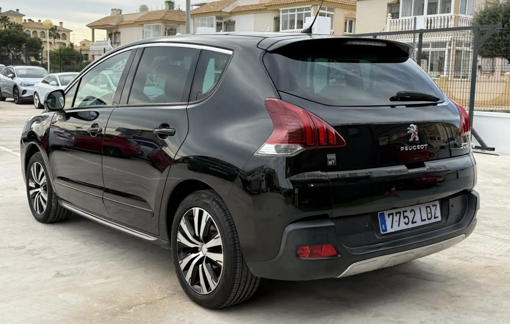 Peugeot 3008 2.0HDI FAP Allure Aut. 160 Schwarz - 2