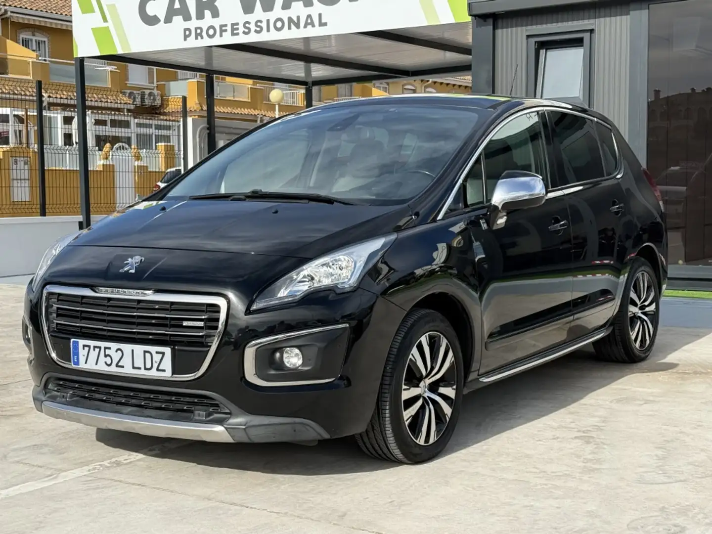 Peugeot 3008 2.0HDI FAP Allure Aut. 160 Schwarz - 1