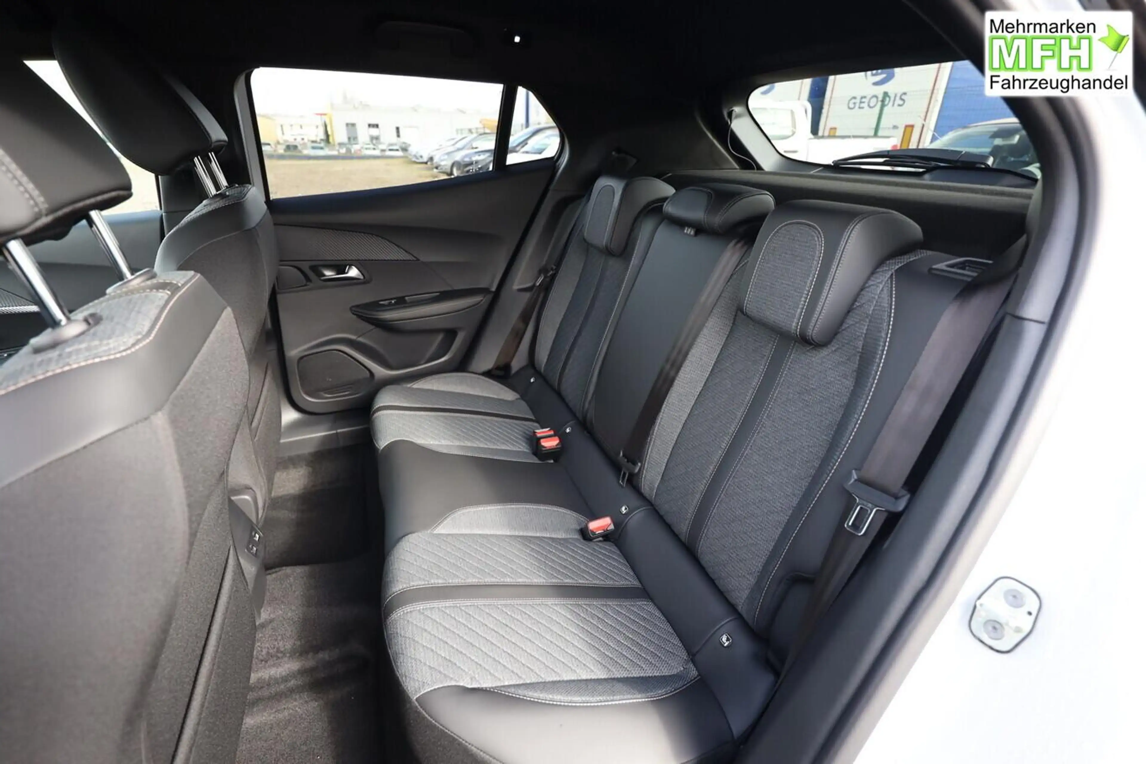 Peugeot 2008 Allure Hybrid Nav Keyl SHZ 2xPDC CarP DigC 100 ... — photo 7