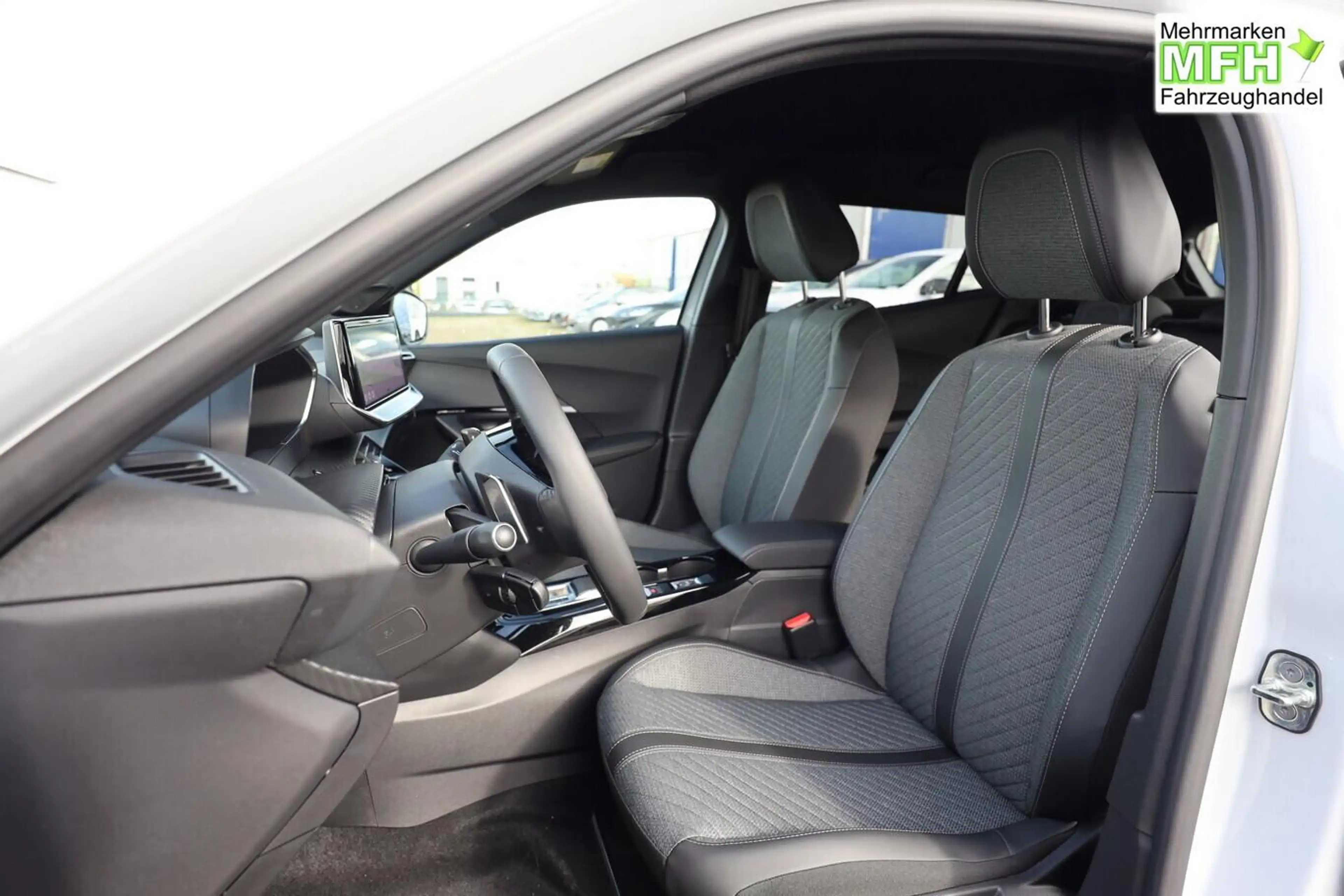 Peugeot 2008 Allure Hybrid Nav Keyl SHZ 2xPDC CarP DigC 100 ... — photo 6